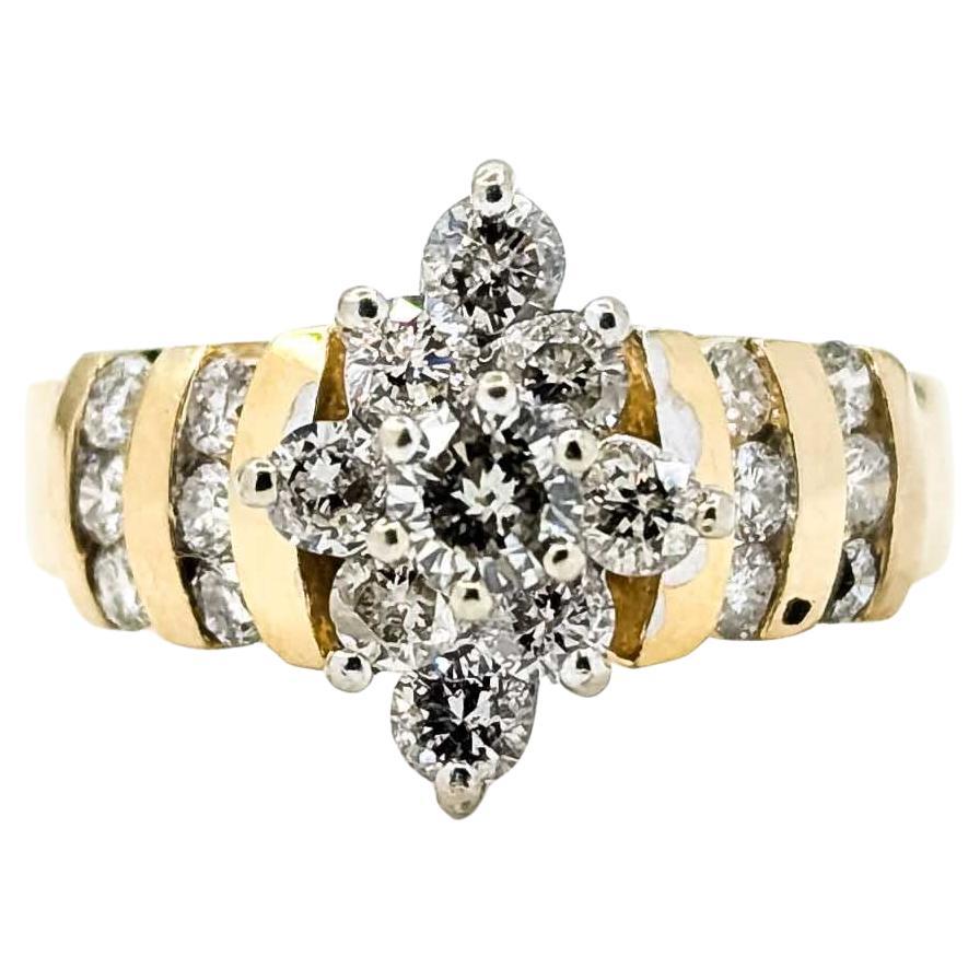 Anillo Racimo de Diamantes Brillantes en Oro Amarillo de 10k en venta