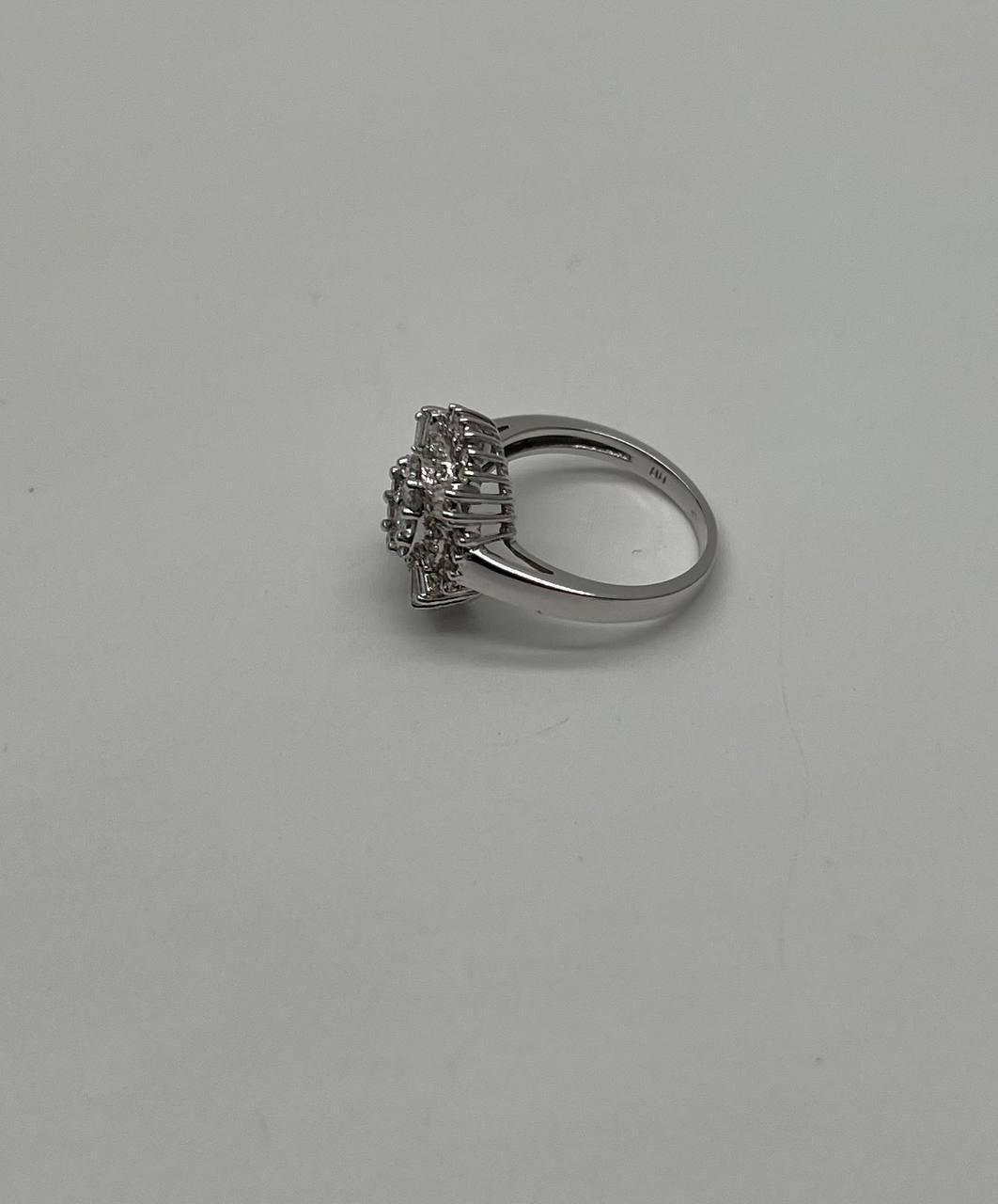 Questo pezzo accattivante presenta un design ovale centrale, impreziosito da un'abbagliante serie di diamanti. L'intricata disposizione delle pietre crea un radioso effetto aureola, esaltando la brillantezza dell'anello. La fascia, elegante e