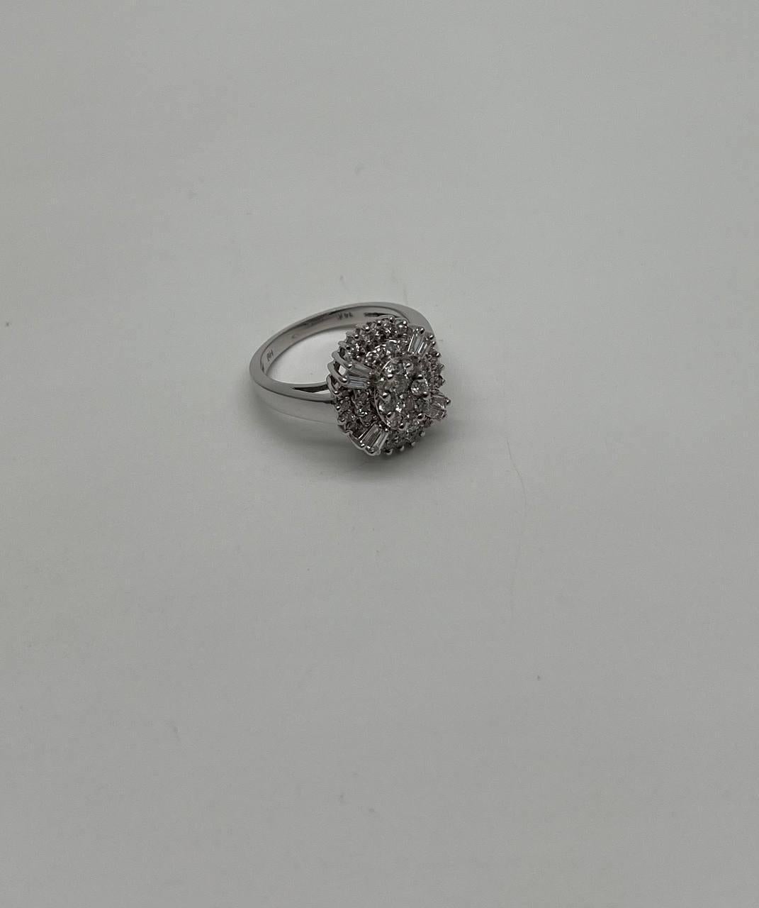 Moderno Brilliante Cluster di diamanti a forma rotonda e Baguette Anello statement in oro bianco 14K in vendita