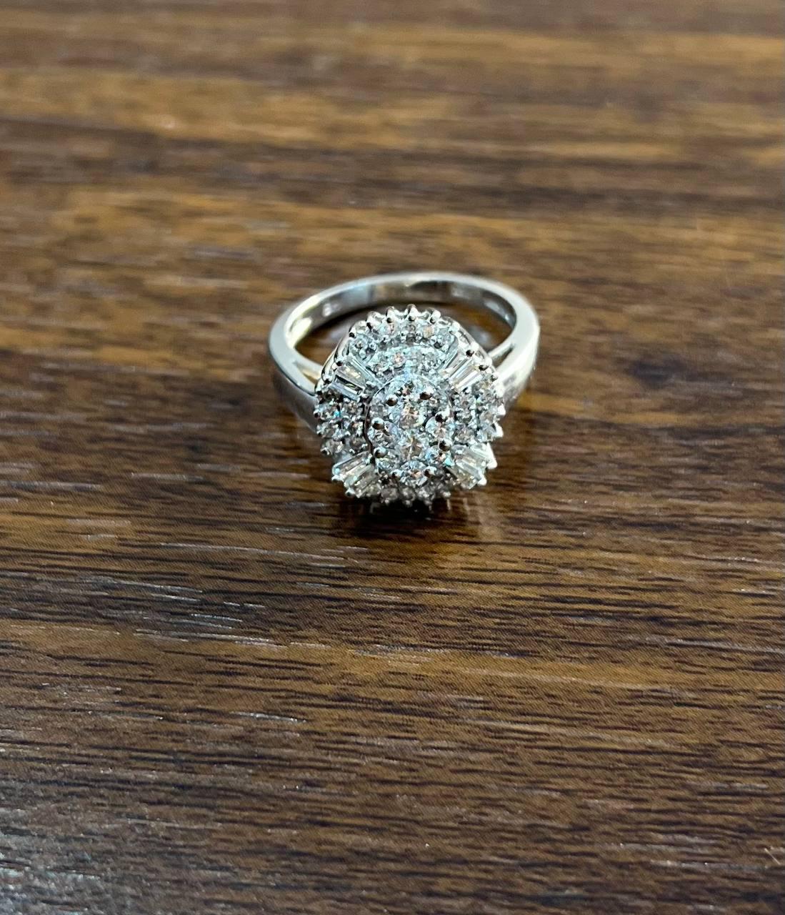 Brilliante Cluster di diamanti a forma rotonda e Baguette Anello statement in oro bianco 14K In condizioni Nuovo in vendita a Oakton, VA