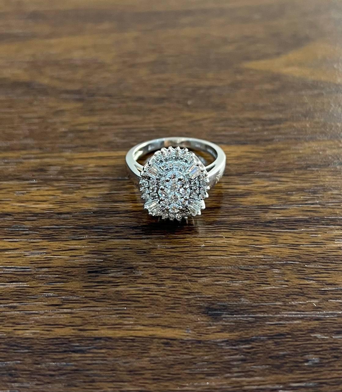 Donna Brilliante Cluster di diamanti a forma rotonda e Baguette Anello statement in oro bianco 14K in vendita