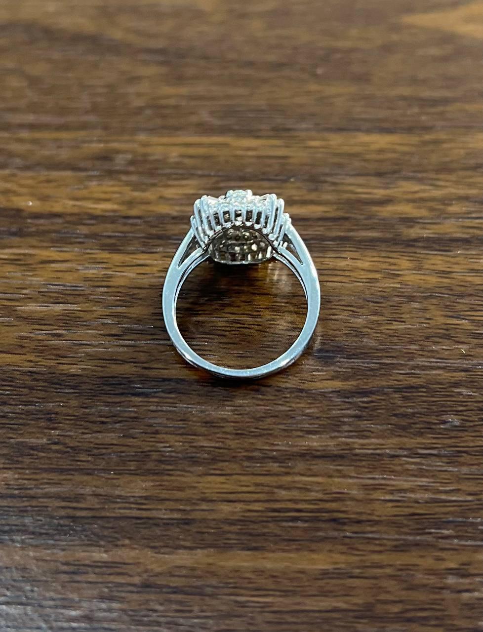 Brilliante Cluster di diamanti a forma rotonda e Baguette Anello statement in oro bianco 14K in vendita 1