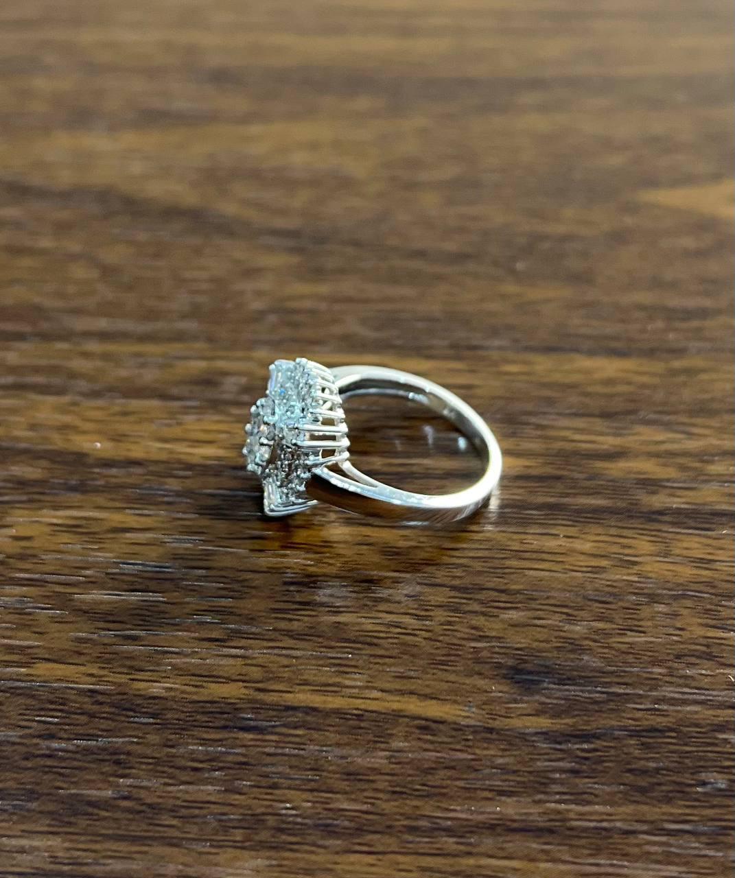 Brilliante Cluster di diamanti a forma rotonda e Baguette Anello statement in oro bianco 14K in vendita 2