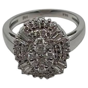 Brilliante Cluster di diamanti a forma rotonda e Baguette Anello statement in oro bianco 14K