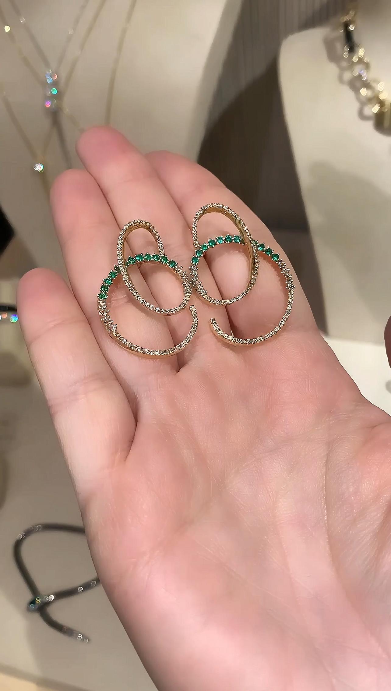 Einzigartige spiralförmige Tropfenohrringe, handgefertigt aus hochglanzpoliertem 18-karätigem Gelbgold von der Schmuckdesignerin Fern Freeman, mit insgesamt 1,54 Karat runden weißen Diamanten im Brillantschliff F/vs1 und 0,72 Karat natürlichen