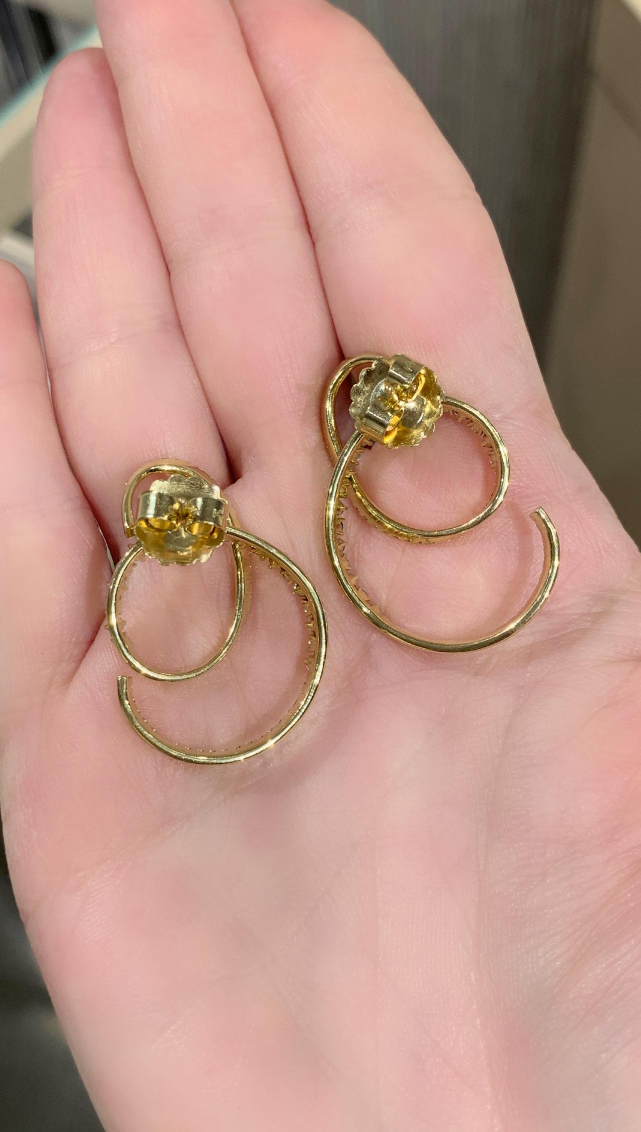 Spiral-Tropfen-Ohrringe aus Gelbgold mit Brillanten und Diamanten + Smaragd, Fern Freeman 2024 (Brillantschliff) im Angebot