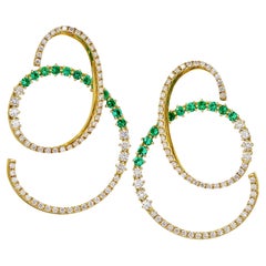 Spiral-Tropfen-Ohrringe aus Gelbgold mit Brillanten und Diamanten + Smaragd, Fern Freeman 2024