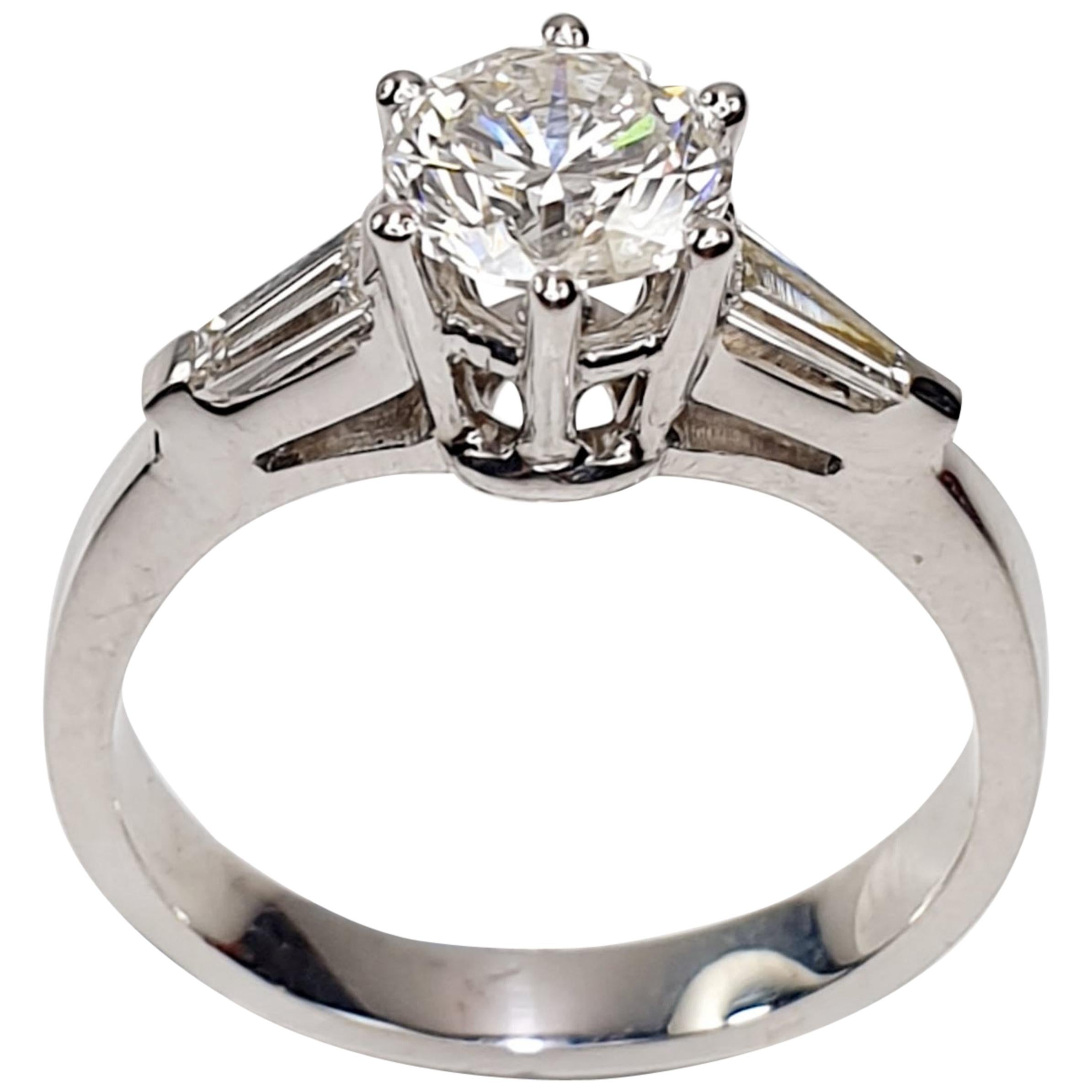 Brilliant Diamond Soliaitre Ring 1.29 Carat with Baguettes 0.32c in 18K Gold For Sale