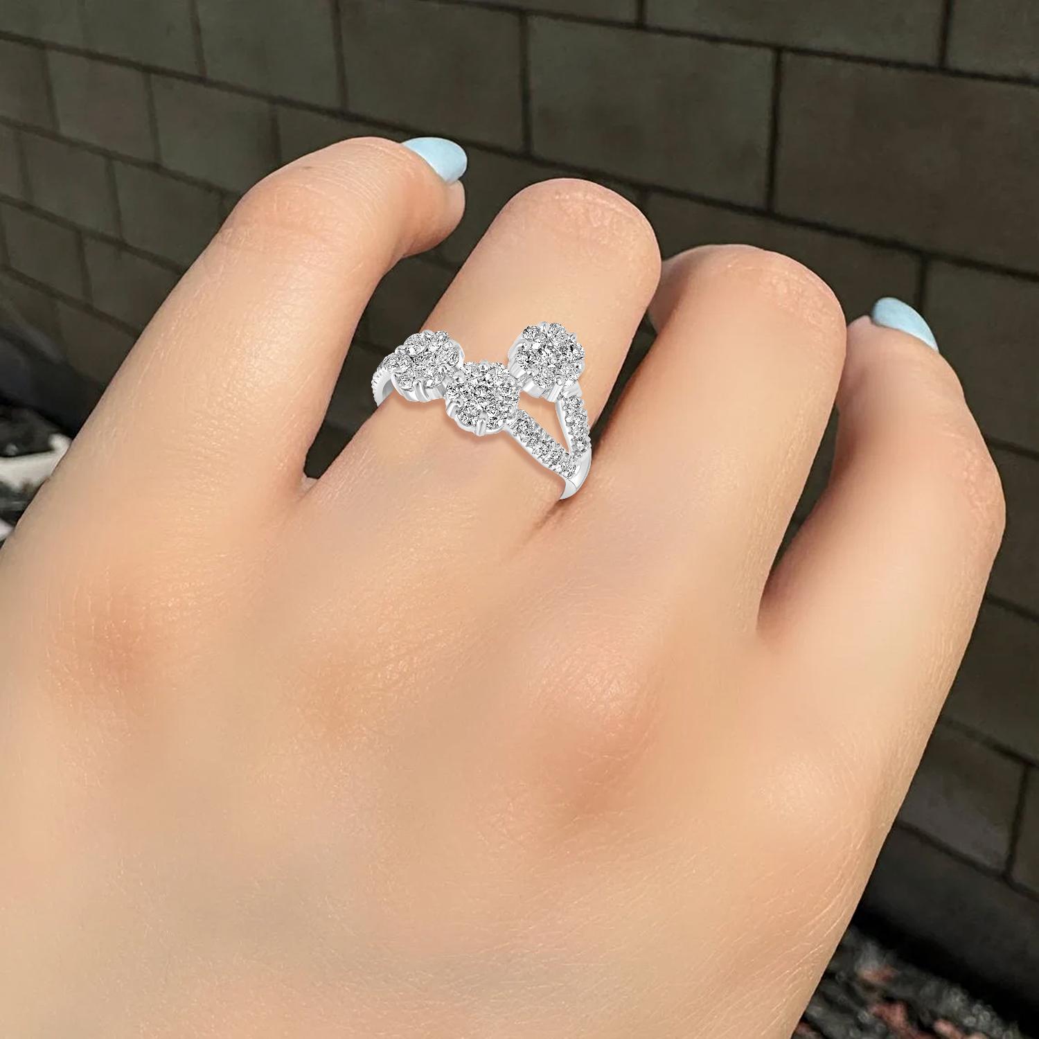 L'élégance intemporelle rencontre l'artisanat moderne dans cette bague solitaire brillante. Sertie dans de l'or blanc 18KT poli, la pièce maîtresse est un éblouissant diamant de 1,11 carat qui rayonne de clarté et de feu. Avec son gracieux anneau en
