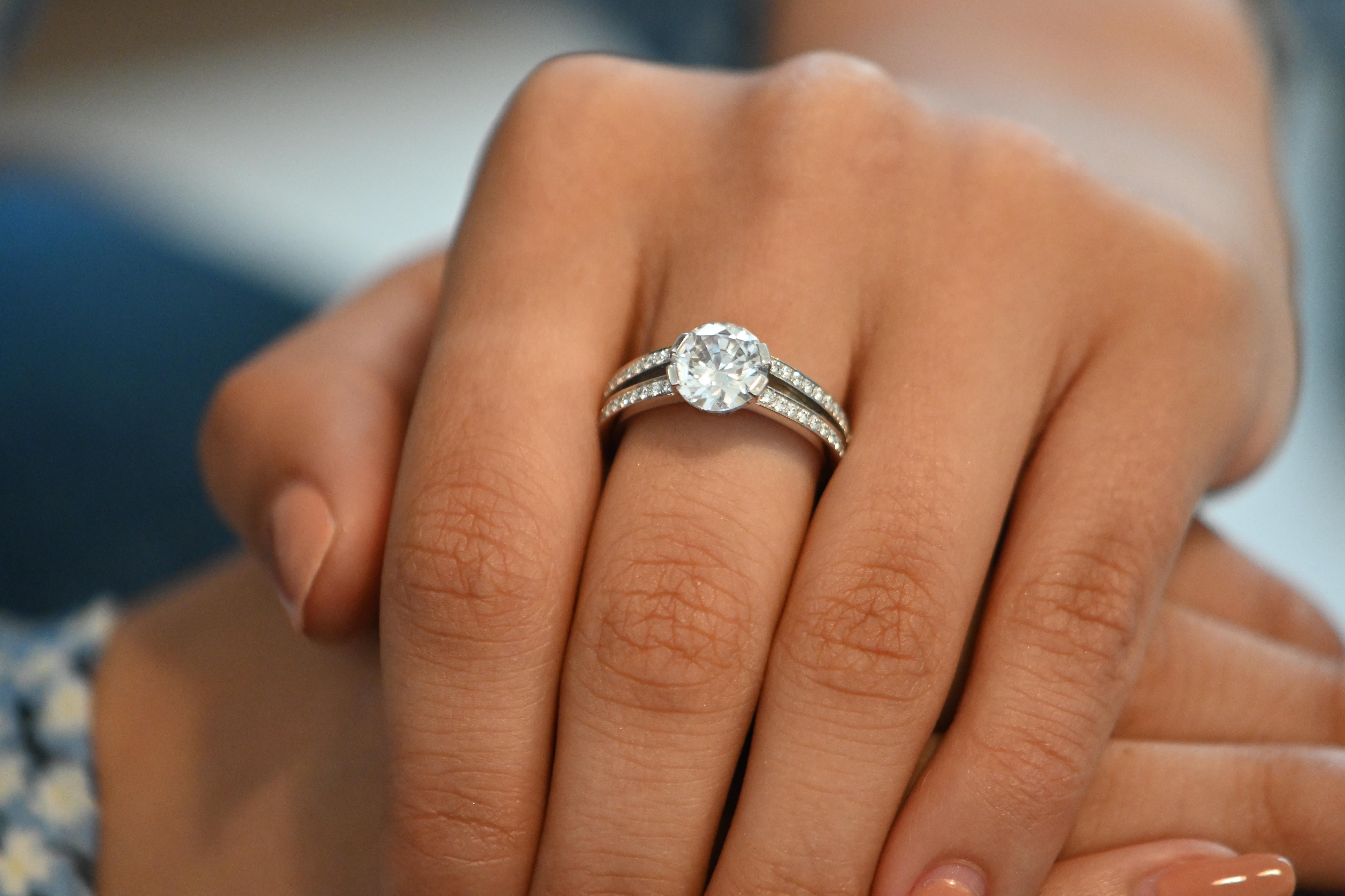 Taille brillant Bague interchangeable en or blanc 18 carats avec diamants brillants en vente