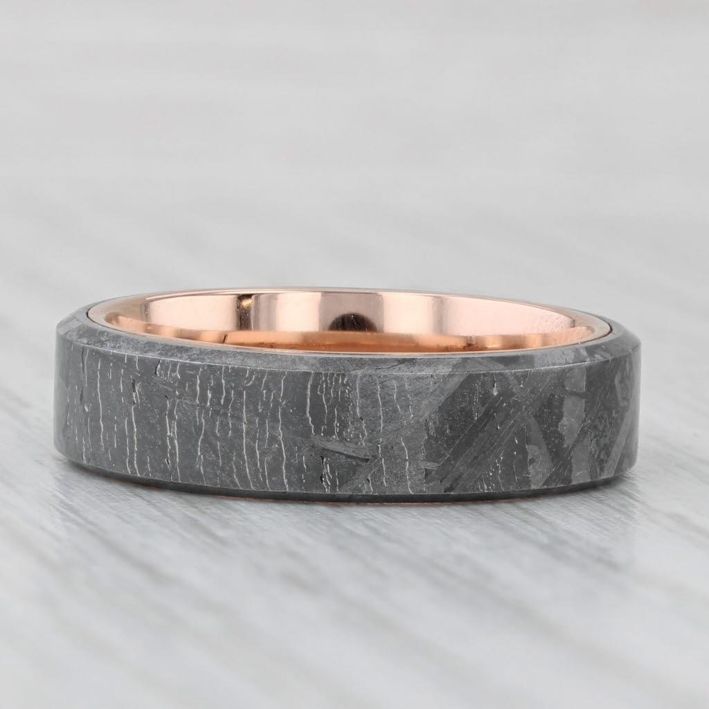 Dieser Brilliant Earth Ring ist Teil der Tundra Collection und verfügt über ein Außenband aus Meteorit mit abgeschrägter Kante und 14 Karat Roségold. Das Band wird mit einer hölzernen Brilliant Earth Box geliefert und hat einen Verkaufspreis von