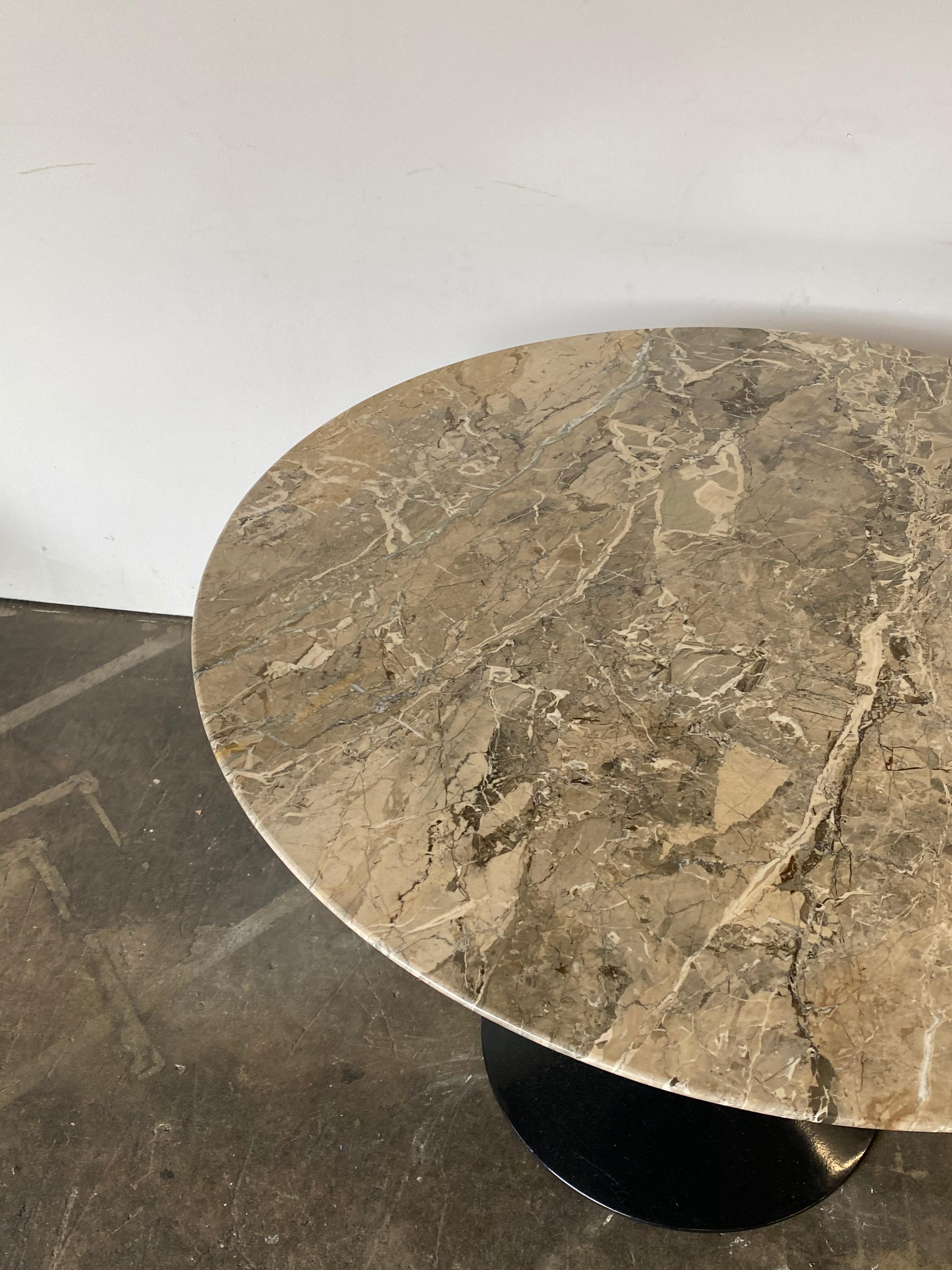 Brilliant Eero Saarinen for Knoll 42 inch Marble Round Dining Table In Excellent Condition In Brooklyn, NY