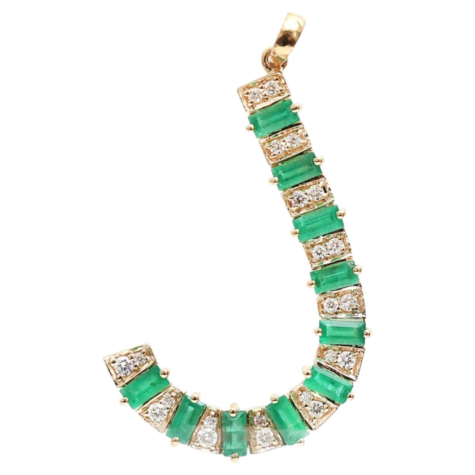 Collar con colgante de oro amarillo de 14K con una «J» de esmeralda brillante en venta