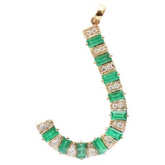 Collar con colgante de oro amarillo de 14K con una «J» de esmeralda brillante