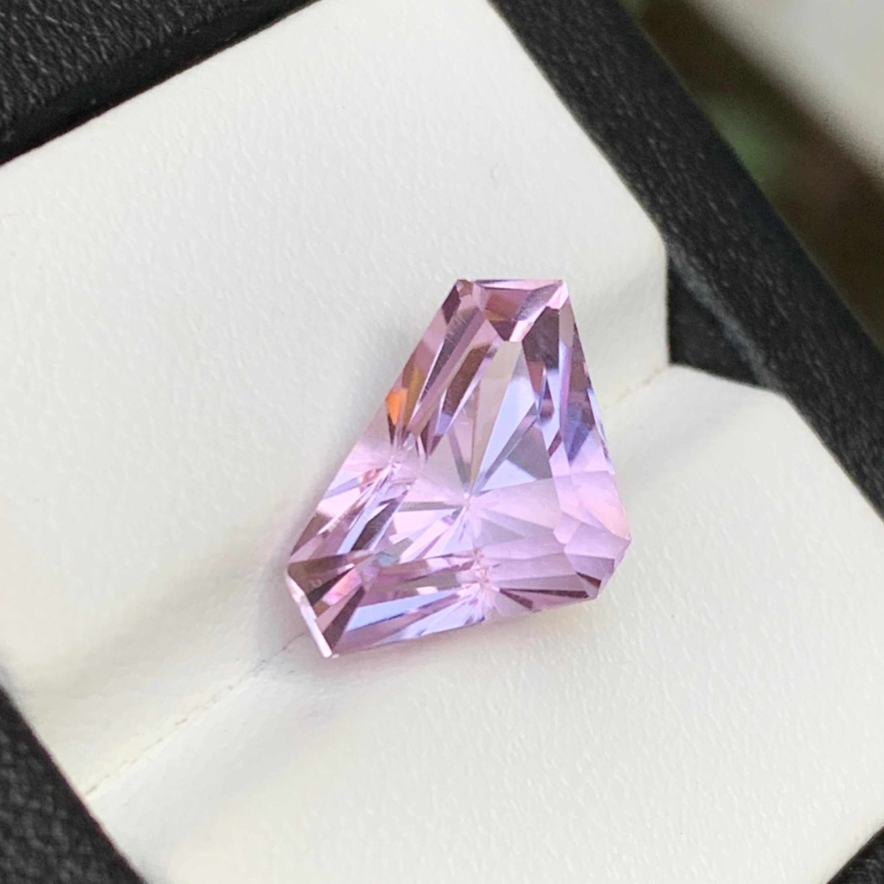 Contemporary Brilliant Lilac Pink Natural Kunzite Ring Loose Gemstone 7.15 Ct Triangle Cut For Sale