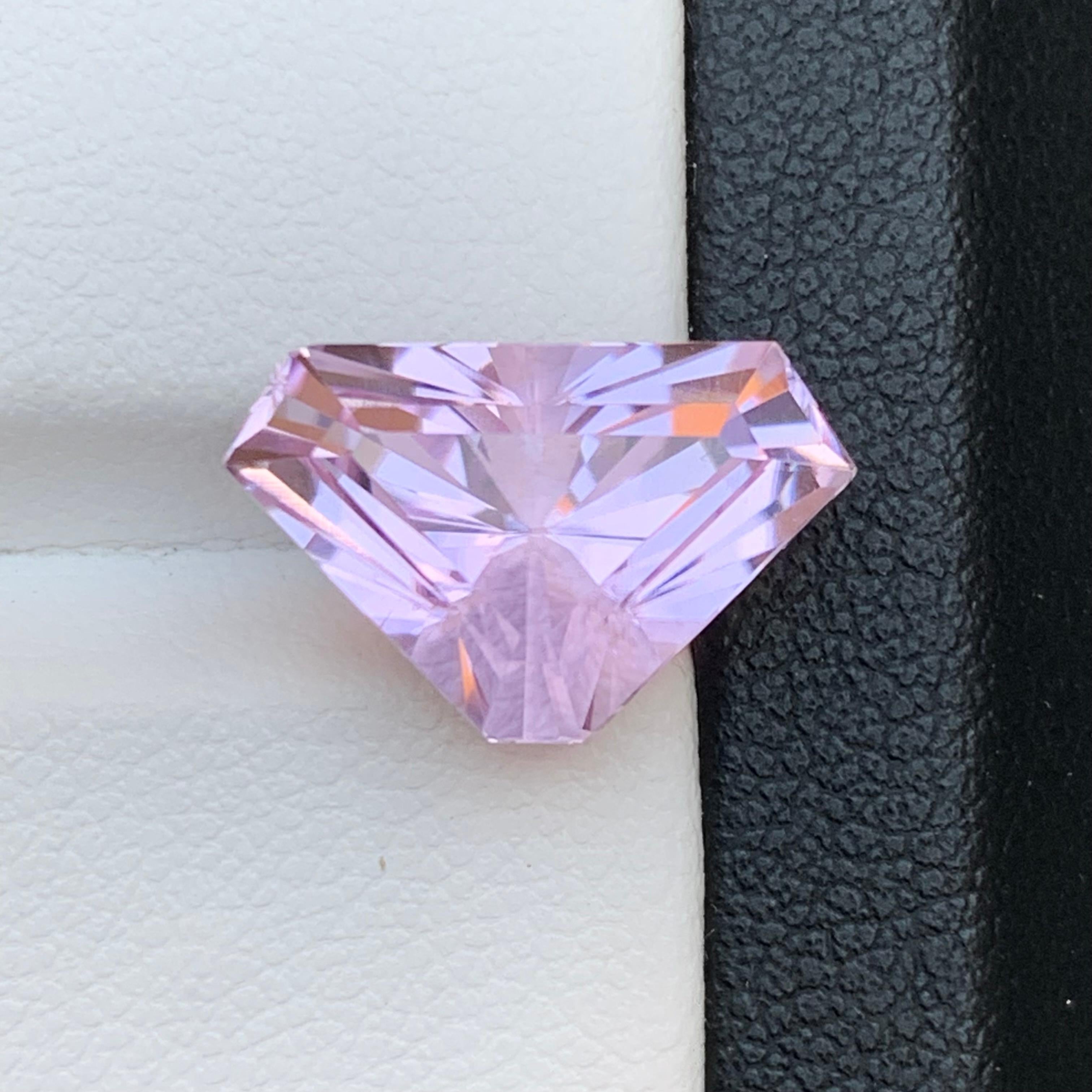 Brilliant Lilac Pink Natural Kunzite Ring Loose Gemstone 7.15 Ct Triangle Cut For Sale 2