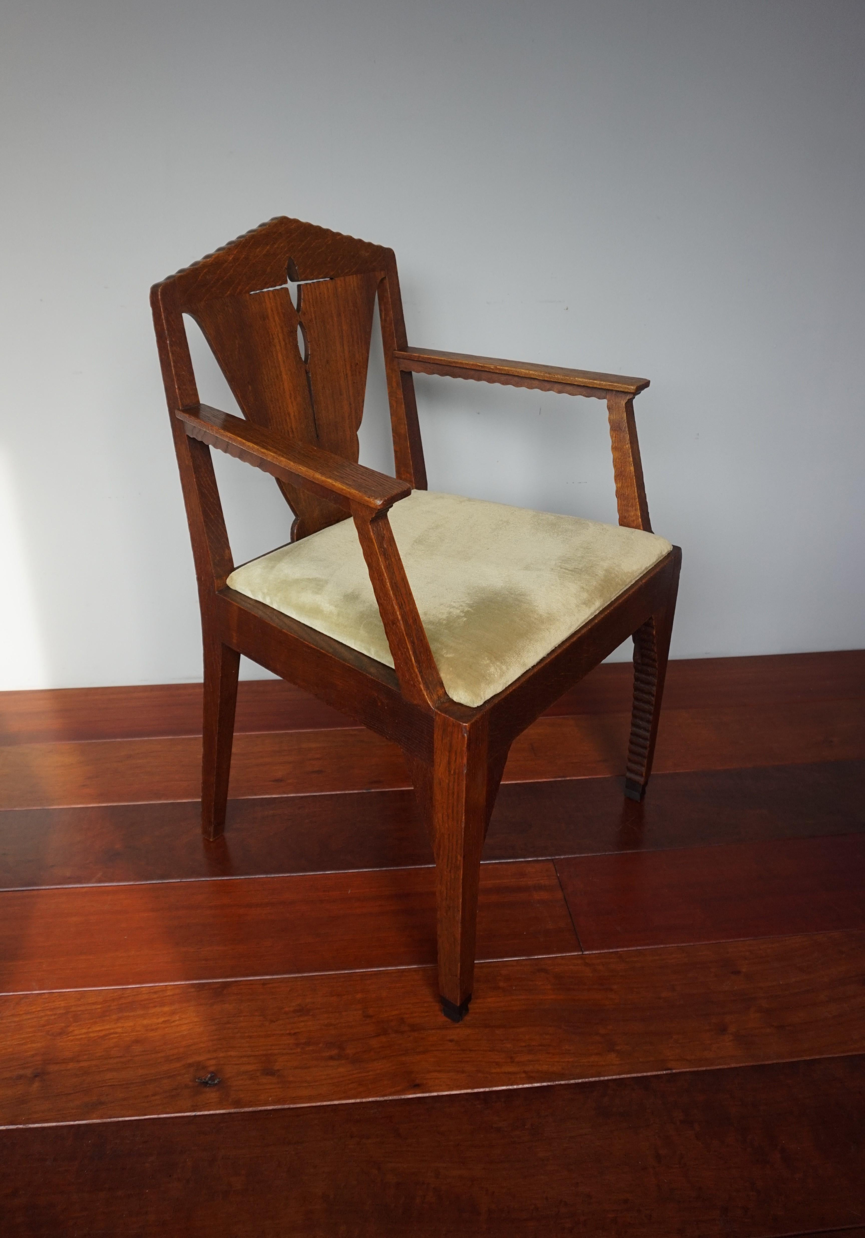 Great design, wonderfully executed and truly comfortable desk chair from circa 1910.

This striking but relatively small size Arts & Crafts desk chair is ideal for ladies or for not so tall gentlemen. It is of modest proportion, but the design is
