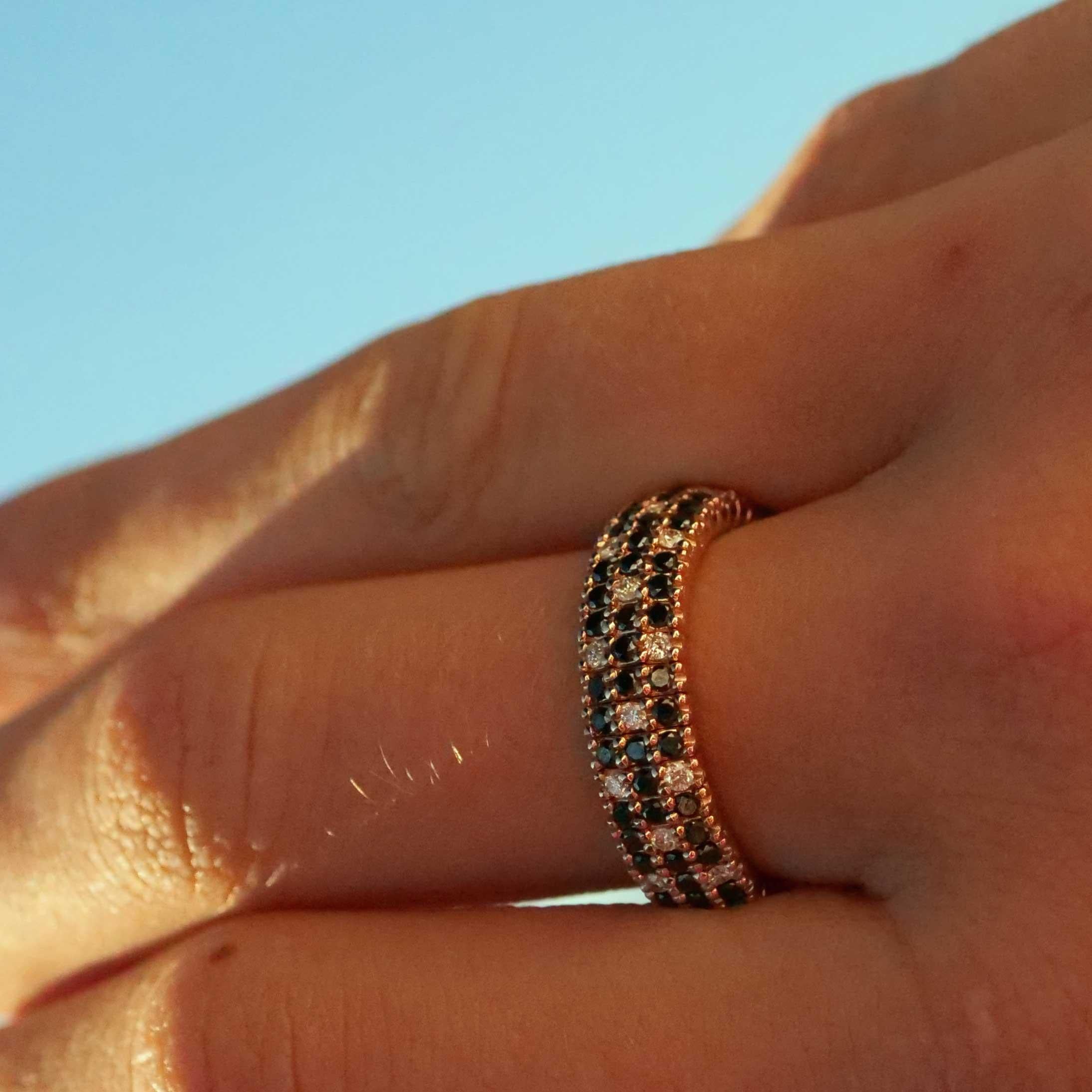 Brilliant Memory Ring Magic flexibel black-white 18 kt Rosegold ingenious and s In New Condition For Sale In Viena, Viena