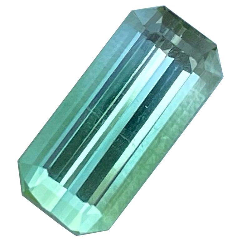 Anello con tormalina verde menta brillante da 2,75 carati in vendita