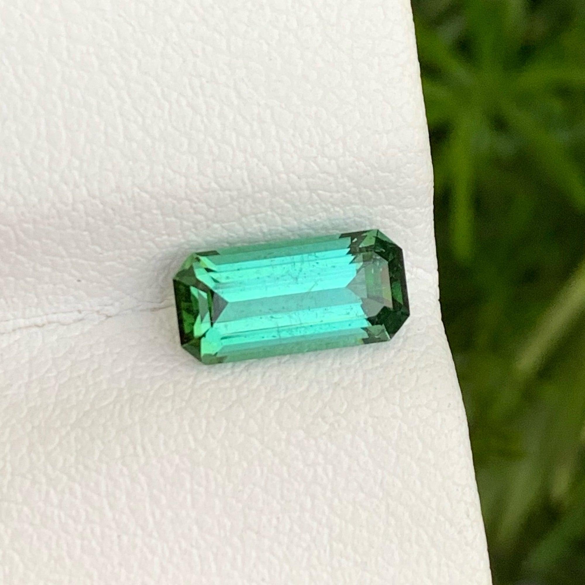 Brilliant Natural Loose Tourmaline Gemstone 1.55 Carats Green Tourmaline In New Condition For Sale In Bangkok, TH
