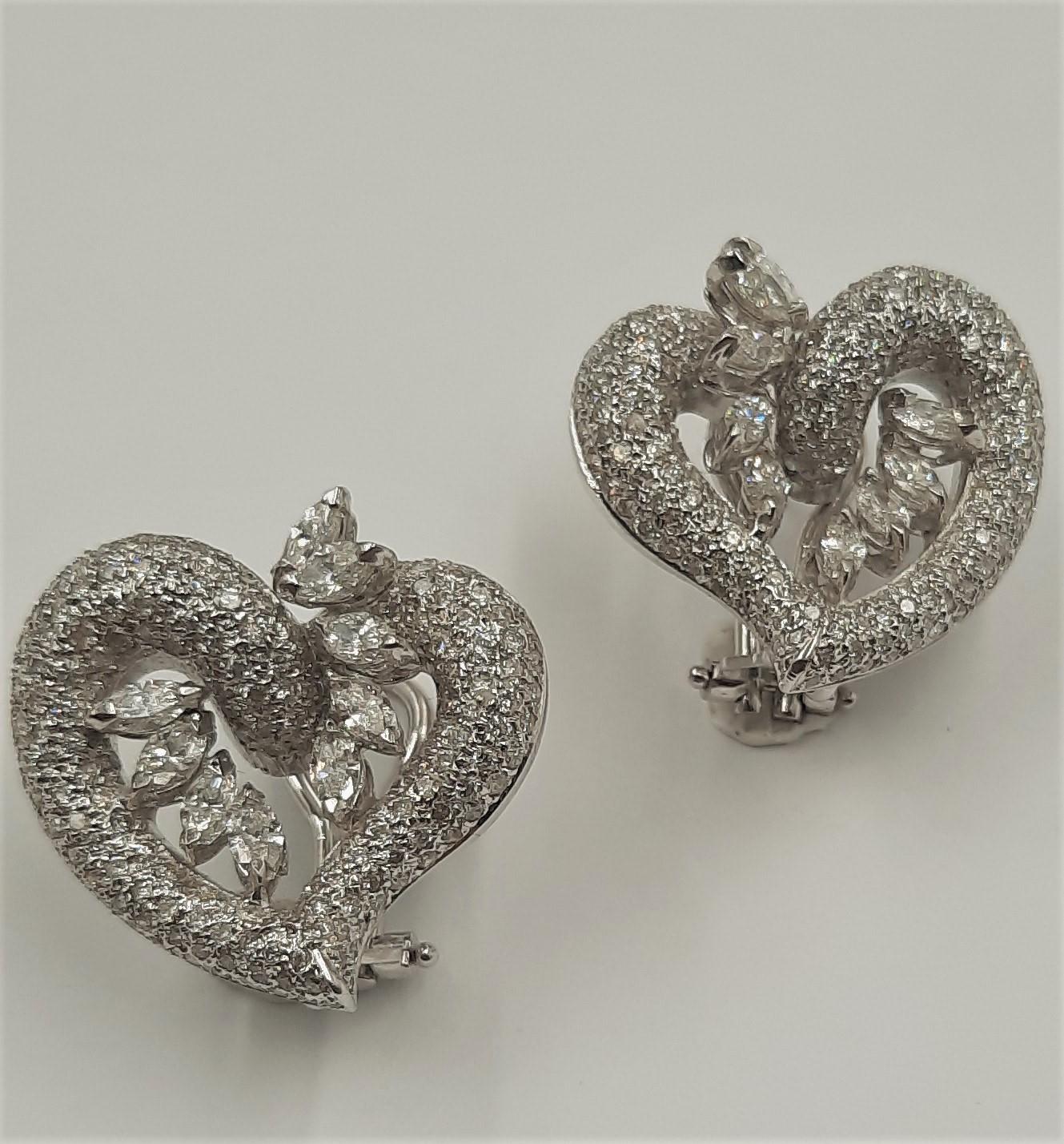 Very elegant and pretty brilliant cut diamond (2.62 carats), marquise cut diamond (1.54 carats) and 18 carats white gold hearth earrings.
