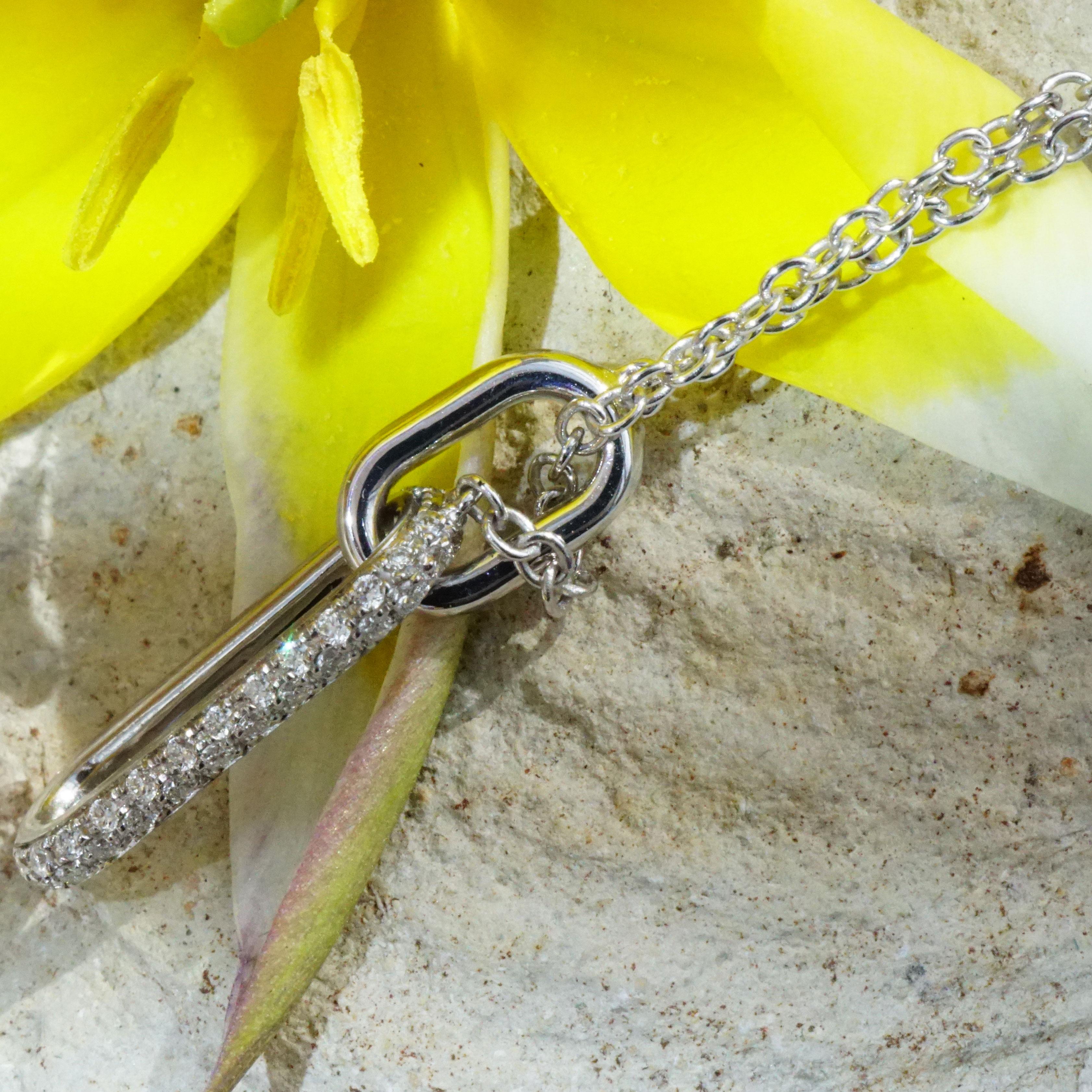 Women's or Men's Brilliant Necklace 0.20ct Tw VS Always One Step Ahead of the Jewellery Trend For Sale