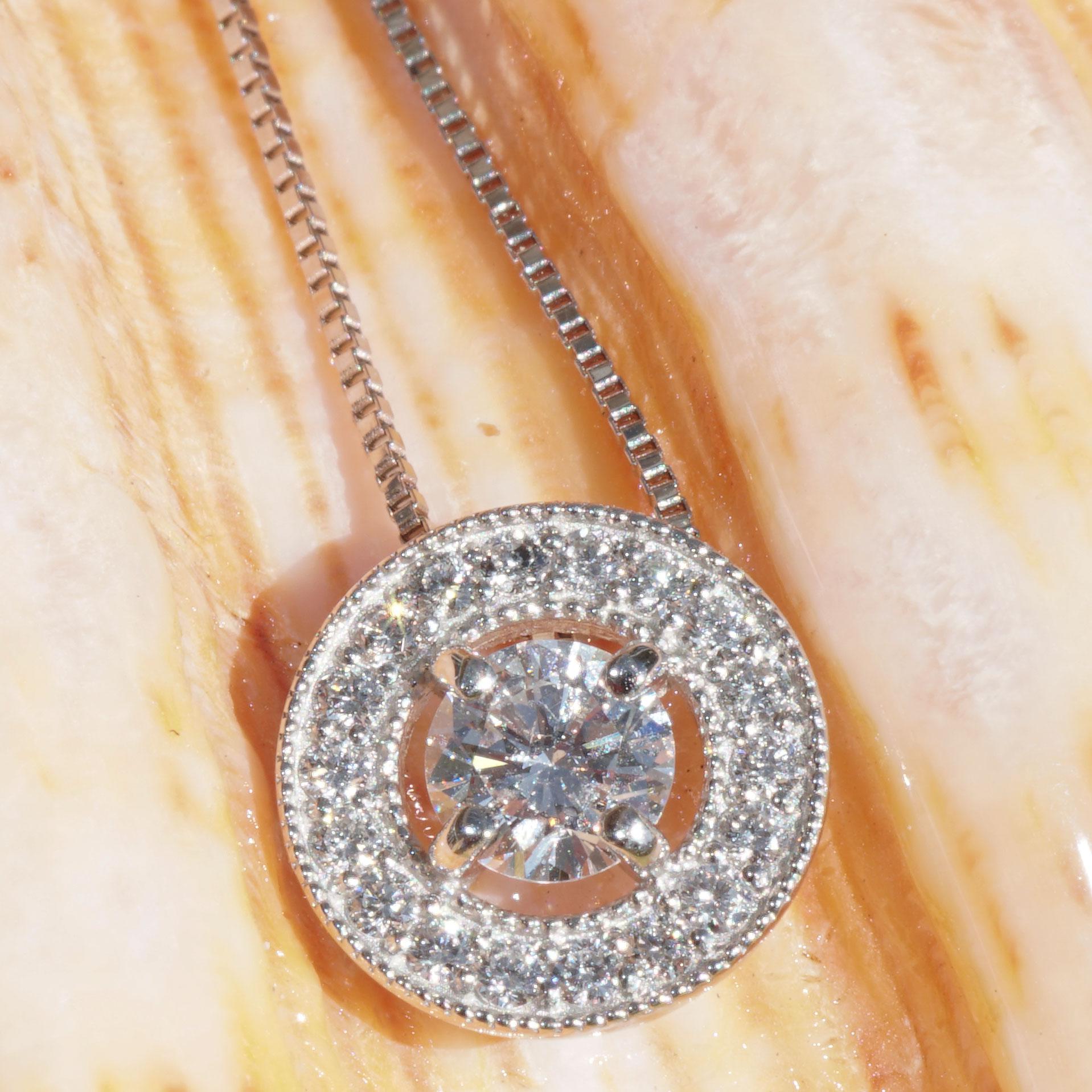 un sogno da un quarto di carato per molte donne, brillantezza e grazia, un gioiello in platino di cui innamorarsi, al centro un diamante a taglio pieno di circa 0,255 ct, TW (bianco fine) / Si1 (piccole inclusioni), circondato da diamanti rotondi a
