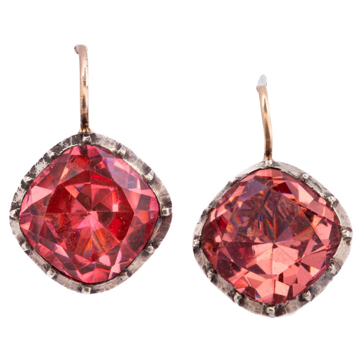 Die unglaubliche Farbe und das lebhafte Funkeln dieser georgischen 3 1/2 Karat orangefarbenen Pastenohrringe ist die hellste, die ich gefunden habe. Dieses Orange ist eine seltene Farbe, die zu jedem Teint und jedem Alter passt.  Die Länge beträgt