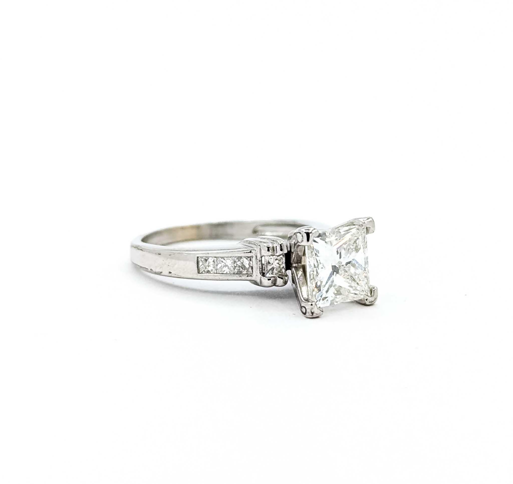 Questo anello senza tempo è realizzato in oro bianco 14k e presenta al centro uno splendido diamante taglio princess da 1,57 carati. Il diamante di forma quadrata è saldamente incastonato in quattro griffe, permettendo alla sua brillantezza di