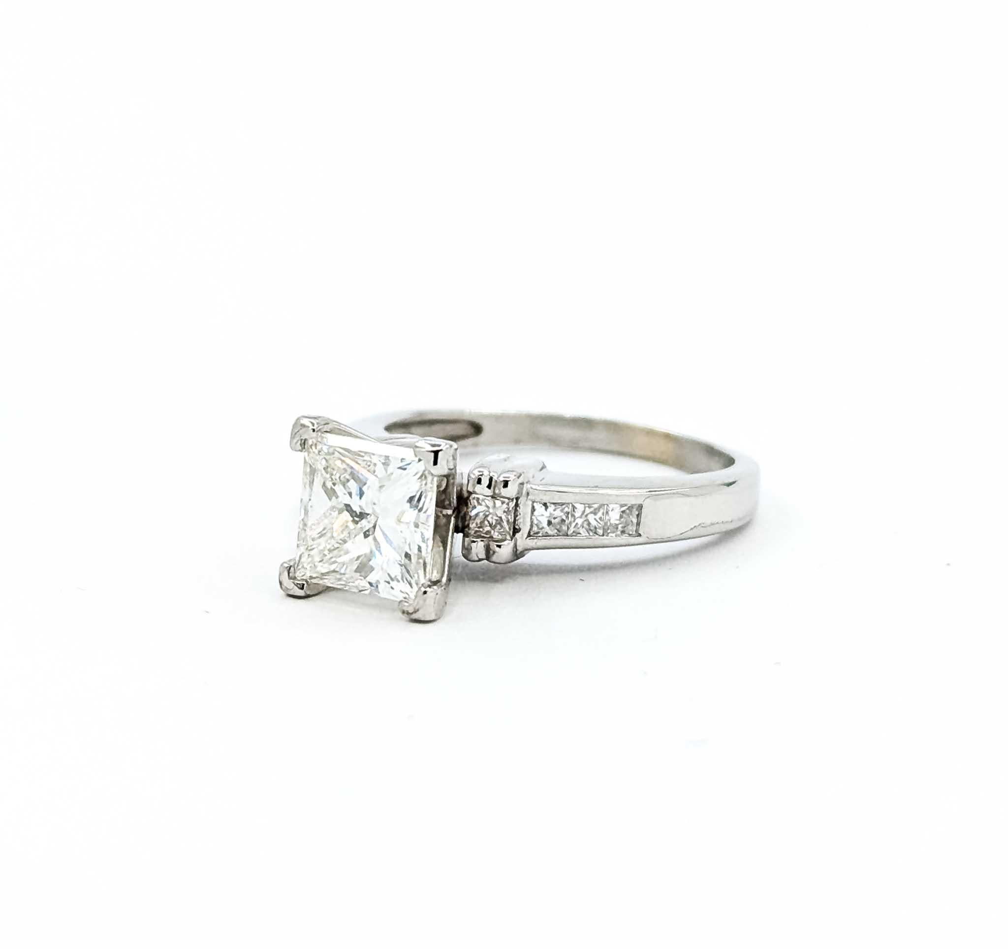 Contemporaneo Anello di fidanzamento con diamante taglio principessa Brilliante in oro bianco 14k in vendita