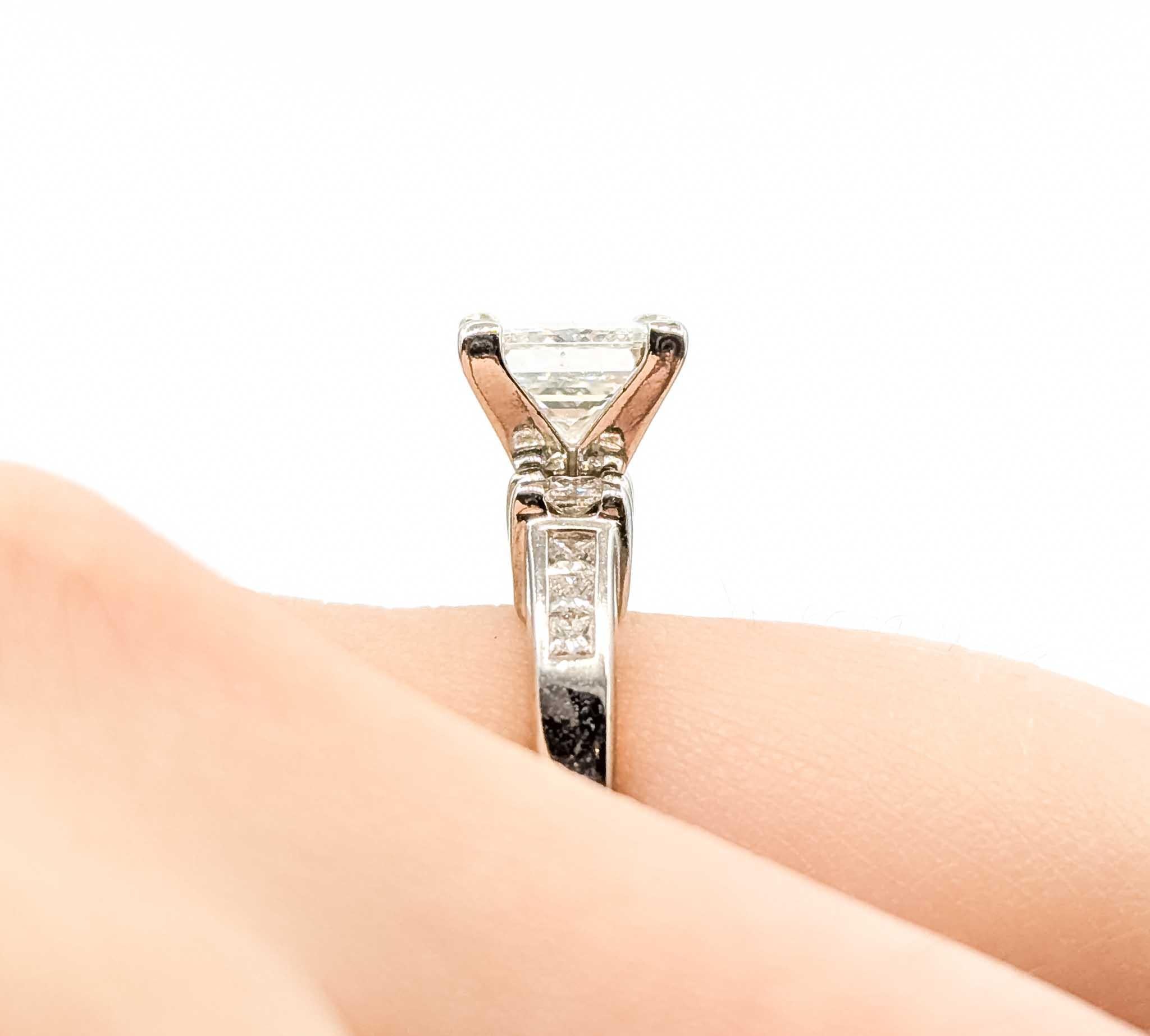 Taglio princess Anello di fidanzamento con diamante taglio principessa Brilliante in oro bianco 14k in vendita