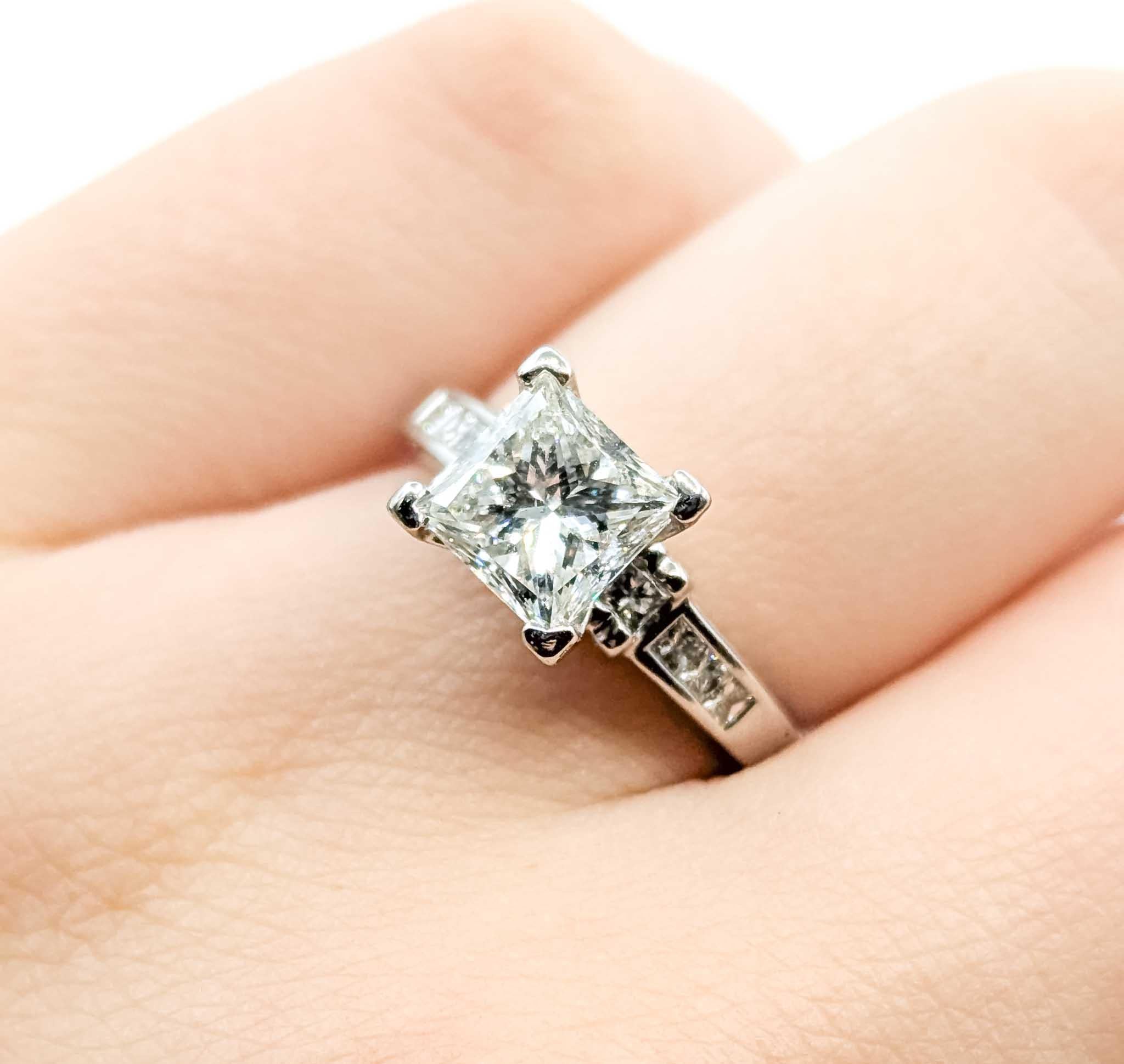 Anello di fidanzamento con diamante taglio principessa Brilliante in oro bianco 14k In condizioni ottime in vendita a Bloomington, MN