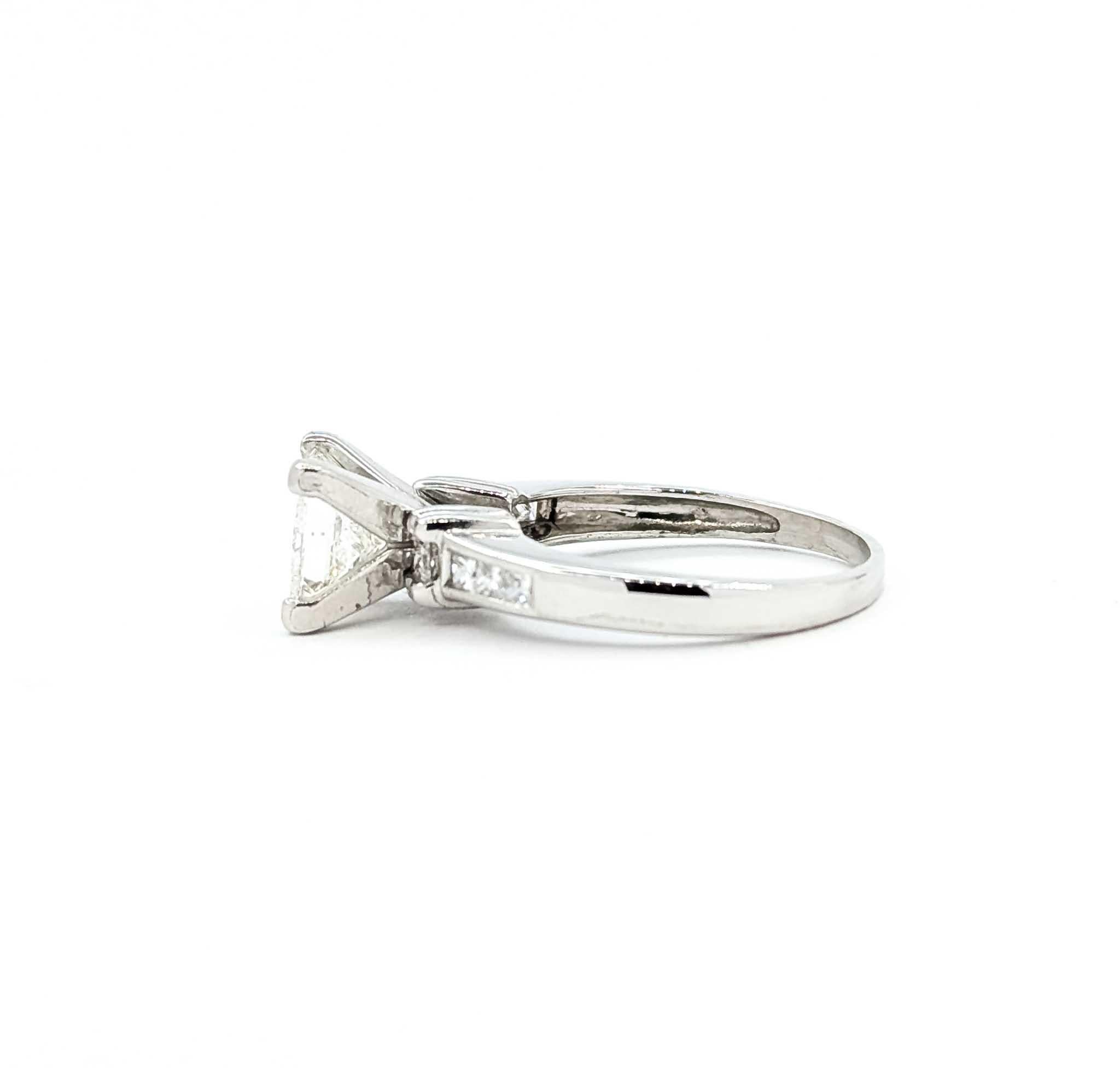 Anello di fidanzamento con diamante taglio principessa Brilliante in oro bianco 14k in vendita 3