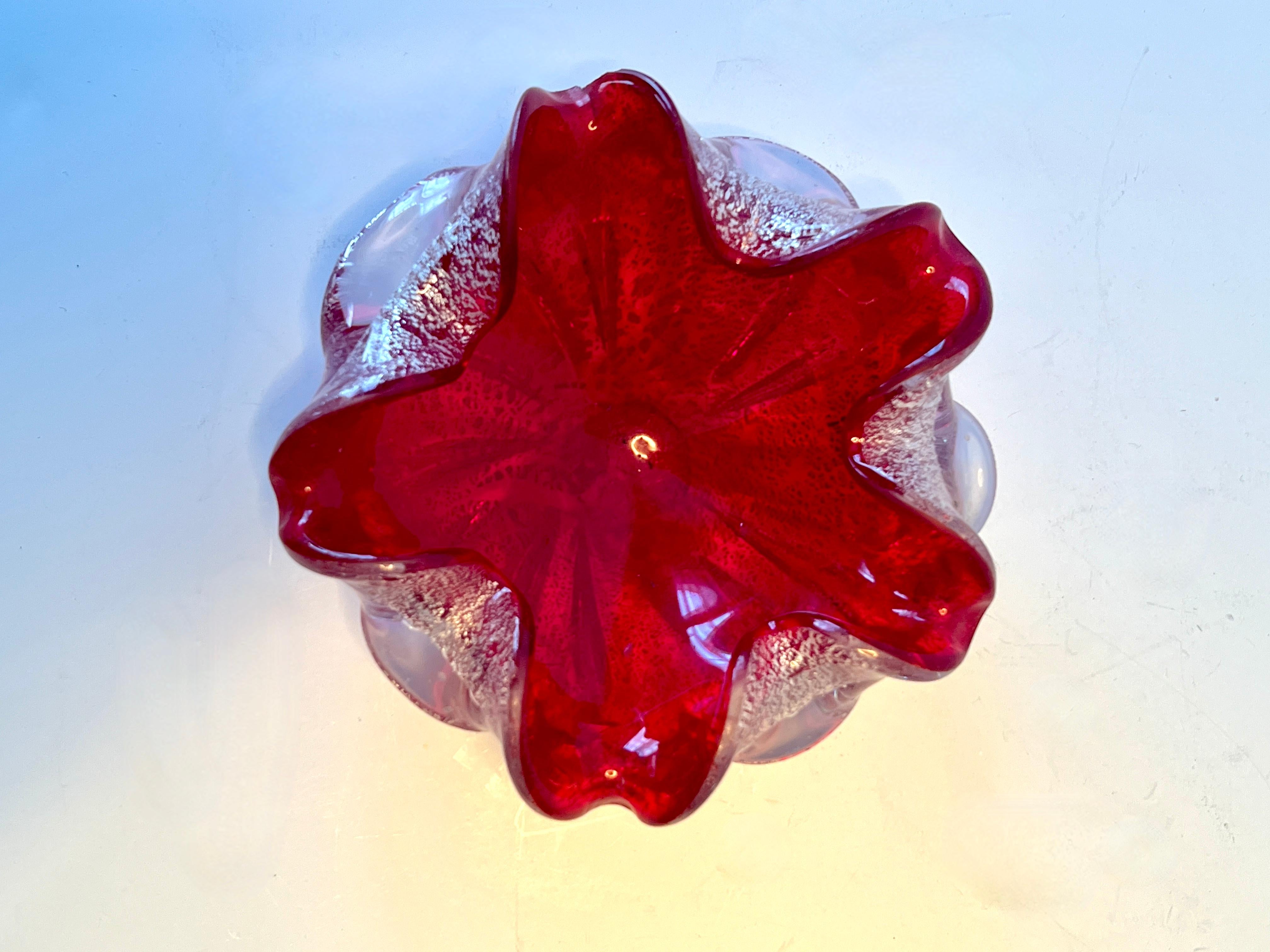 Mid-Century moderno Brilliante ciotola di Murano rossa o posacenere 420 con infuso d'argento in vendita