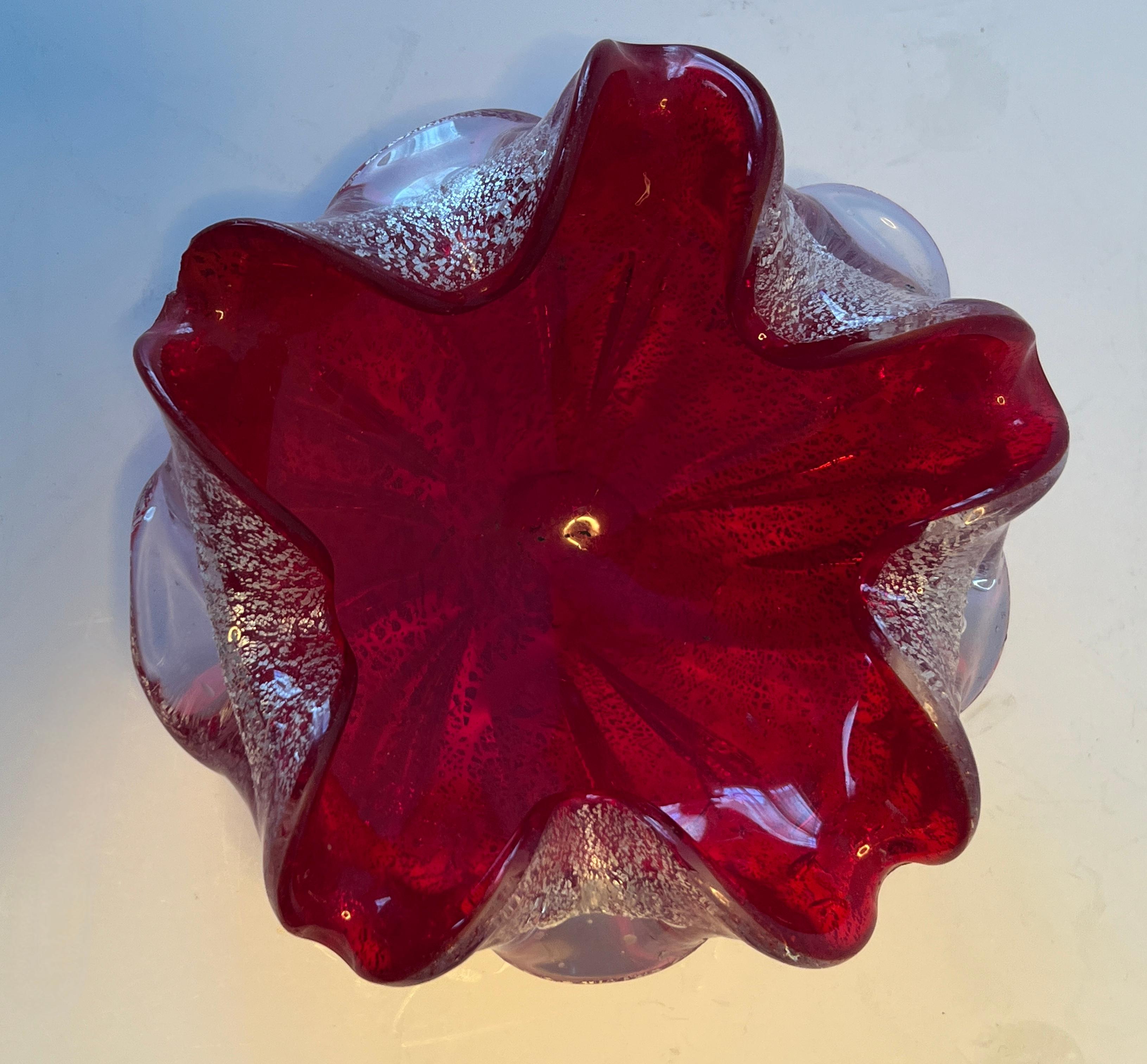 Brilliante ciotola di Murano rossa o posacenere 420 con infuso d'argento In condizioni buone in vendita a Los Angeles, CA