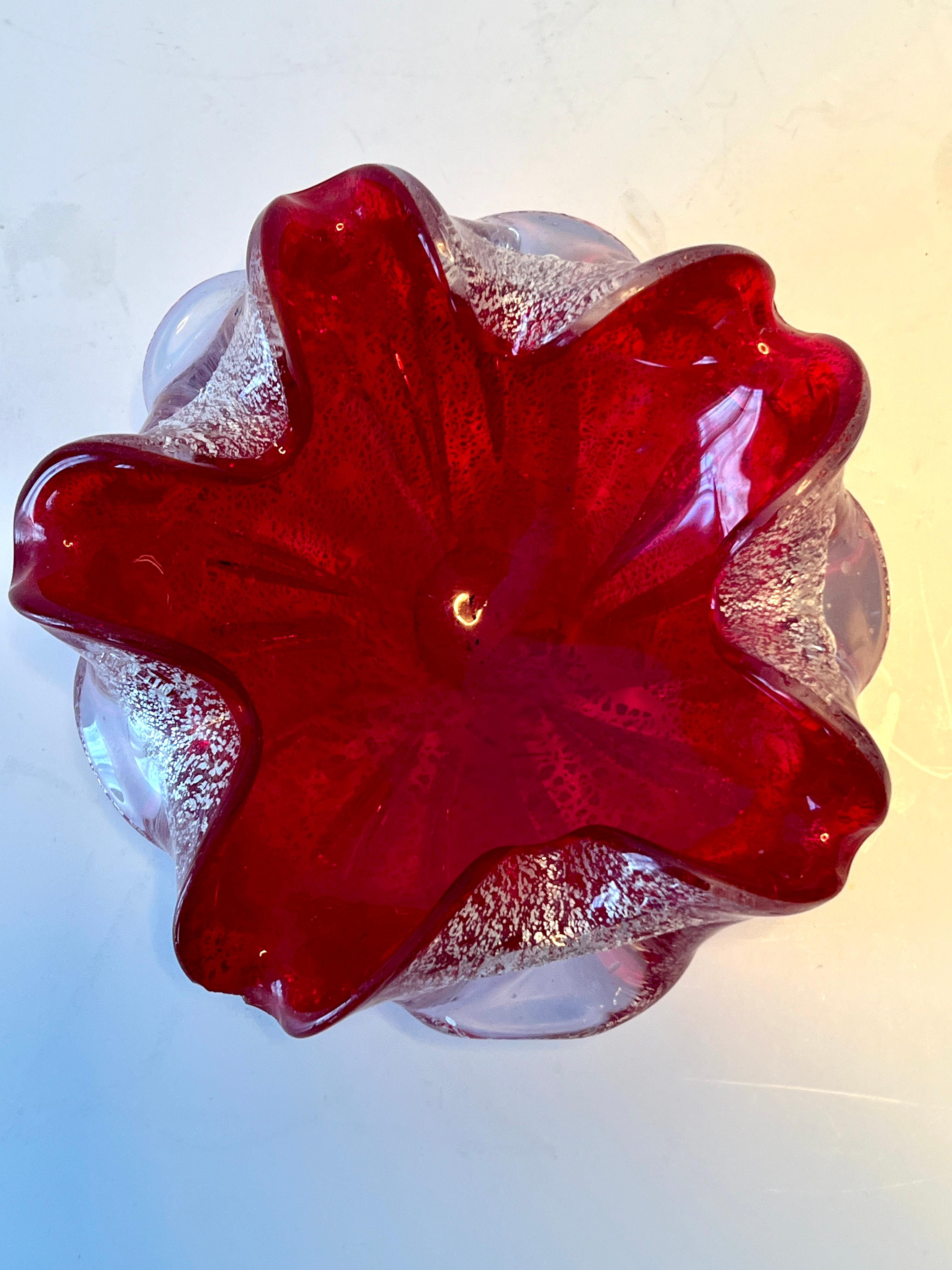 XX secolo Brilliante ciotola di Murano rossa o posacenere 420 con infuso d'argento in vendita
