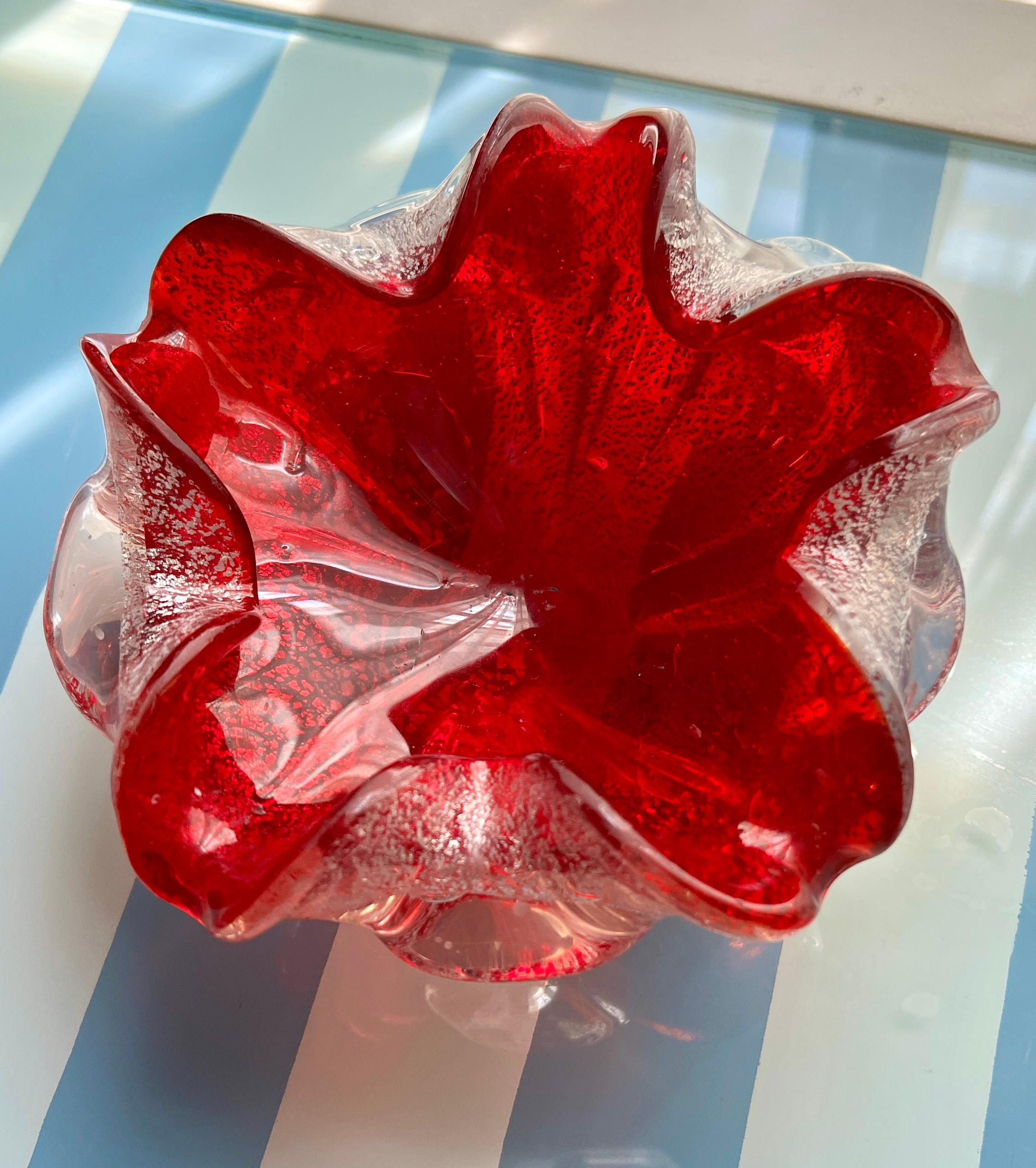 Vetro artistico Brilliante ciotola di Murano rossa o posacenere 420 con infuso d'argento in vendita