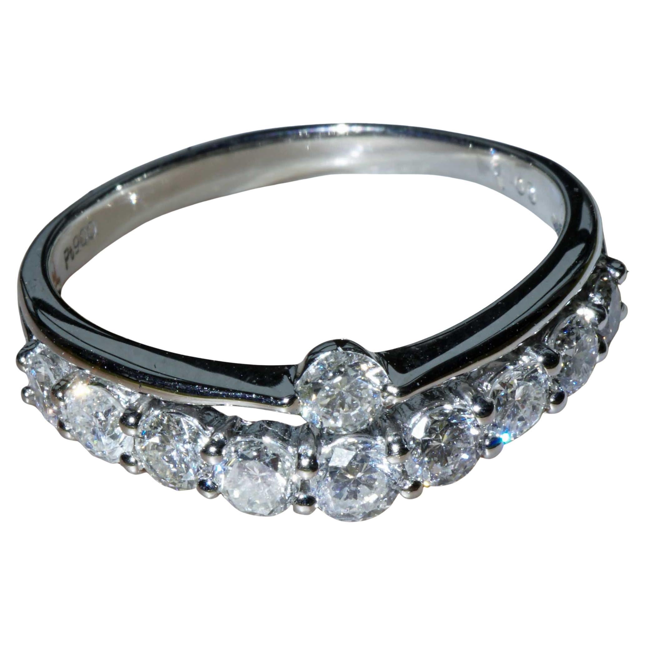 .dieser tolle Platinring ist sehr edel gearbeitet, in V-Form gefasst 10 Vollschliff-Diamanten gesamt ca. 1 ct, W ( weiß) / VS-SI (sehr klein-kleine Einschlüsse), ca. 4 Gramm schwer, Rw 55,5 / 17,8 mm (kann geändert werden), Ringkopf ca. 21 x 6 x 2,5