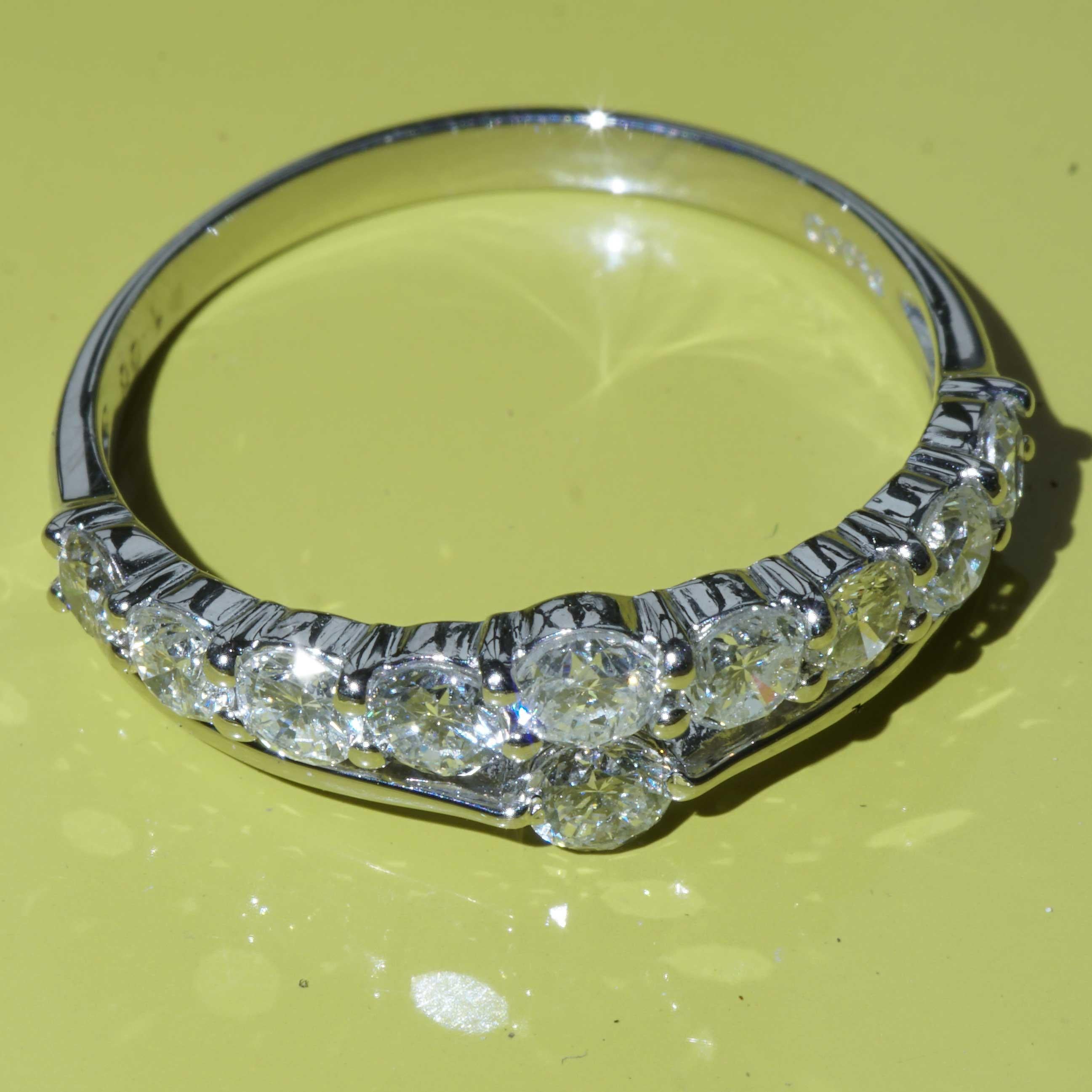 Brillantring Platin 1 ct W VS perfekt Brillanz groß V Design (Trillionschliff) im Angebot