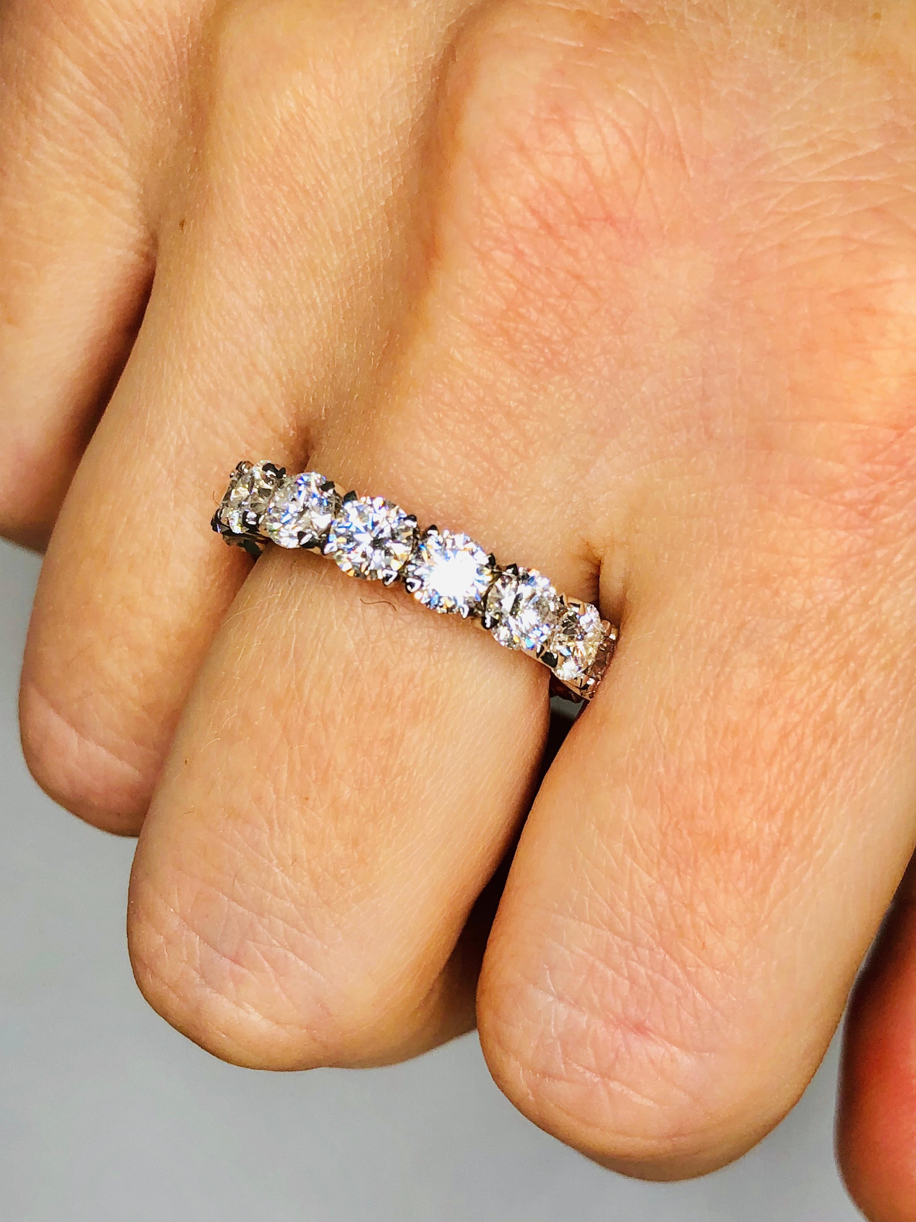 Alianza de diamantes redondos brillantes de 4,40 quilates en oro blanco de 14 quilates Contemporáneo en venta