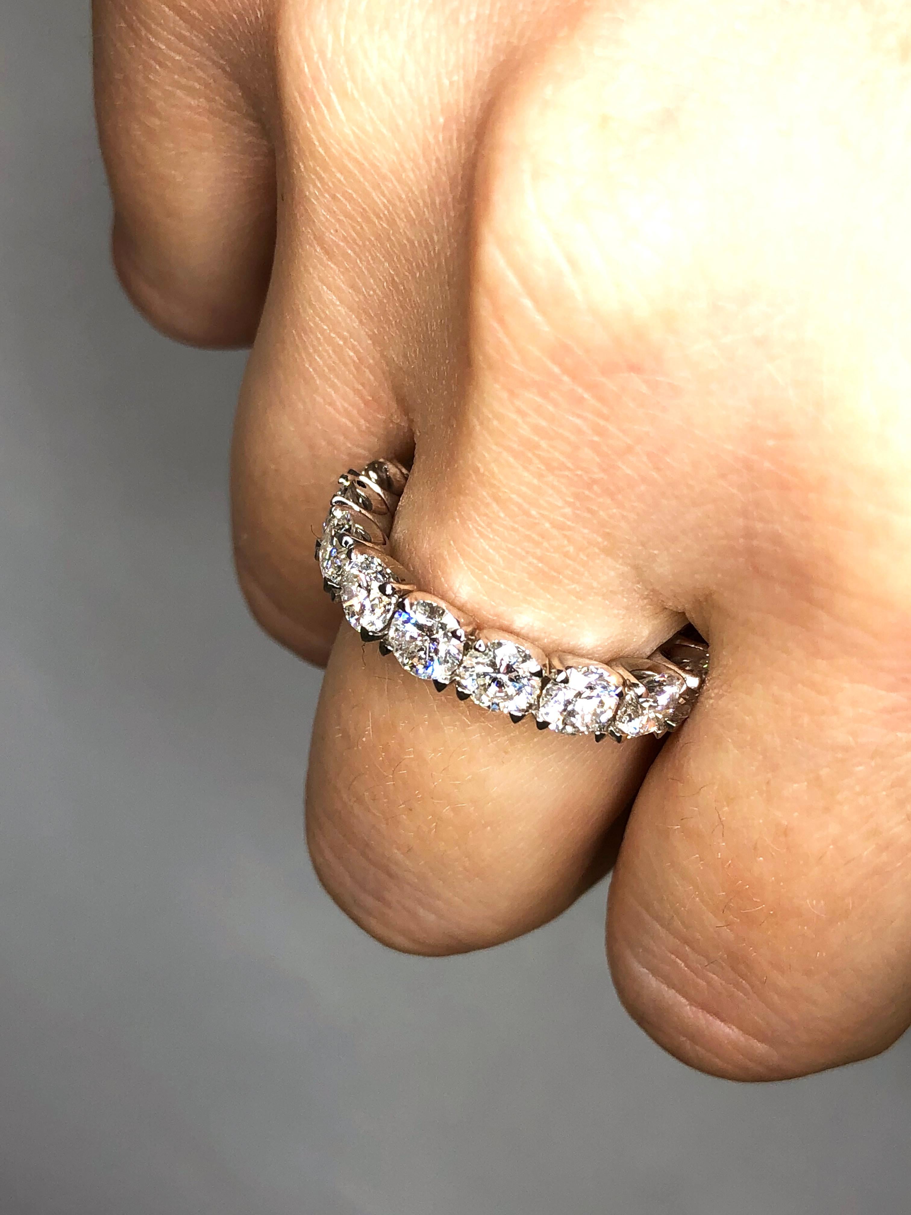 Diamant Eternity Band in Platin gefasst. Runde Diamanten mit Brillanten sind F-G VS2-SI1. Karatgewicht = 4,45ct. Gesamtgewicht des Rings 7,12 Gramm. 
Ring Größe 5. Kann auf Anfrage in der Größe angepasst werden. Dieser Ring ist anpassbar, der Preis