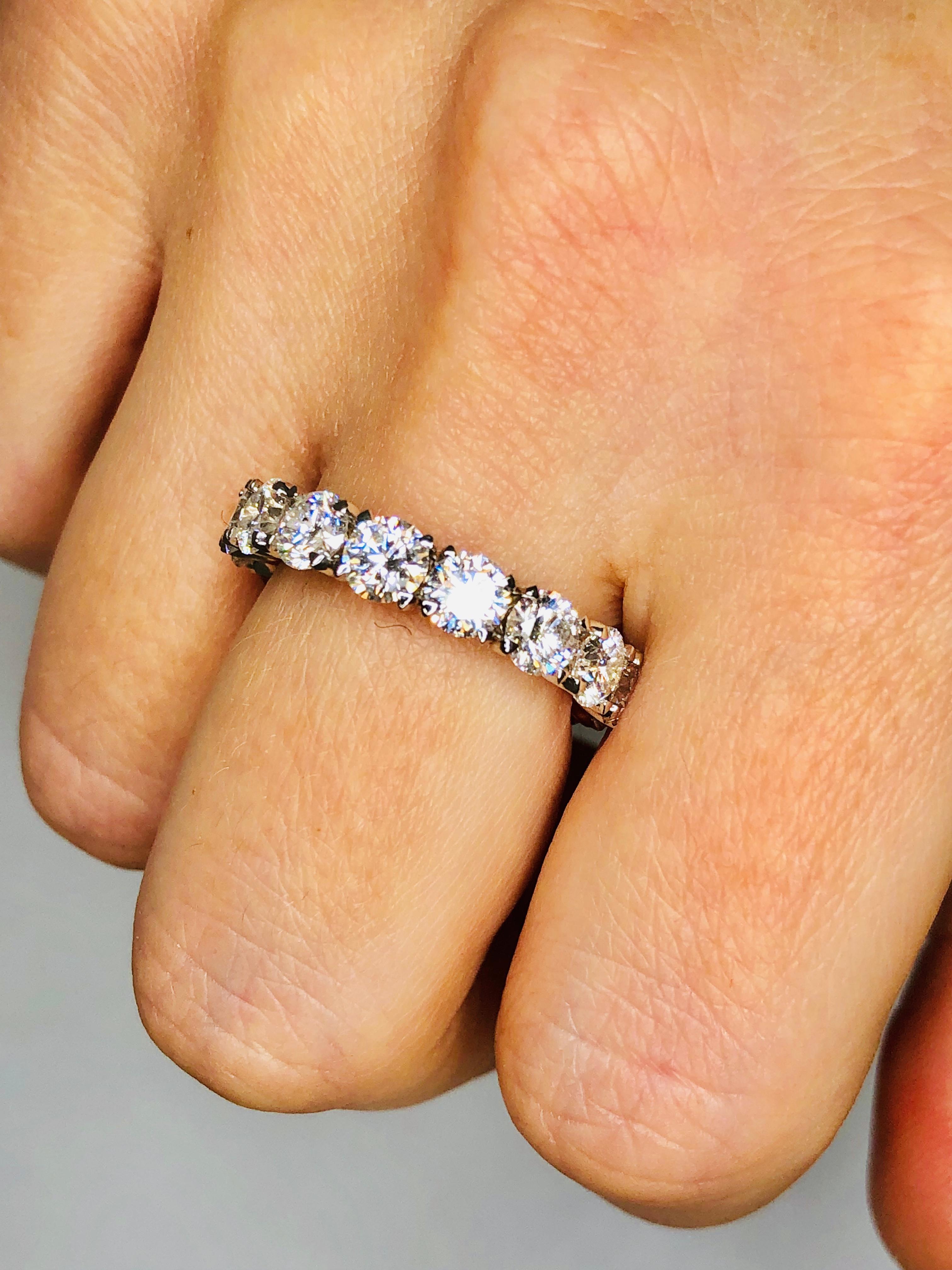 Hochzeitsring aus Platin mit rundem Brillant 4,45 Karat Diamant, gefasst (Zeitgenössisch) im Angebot