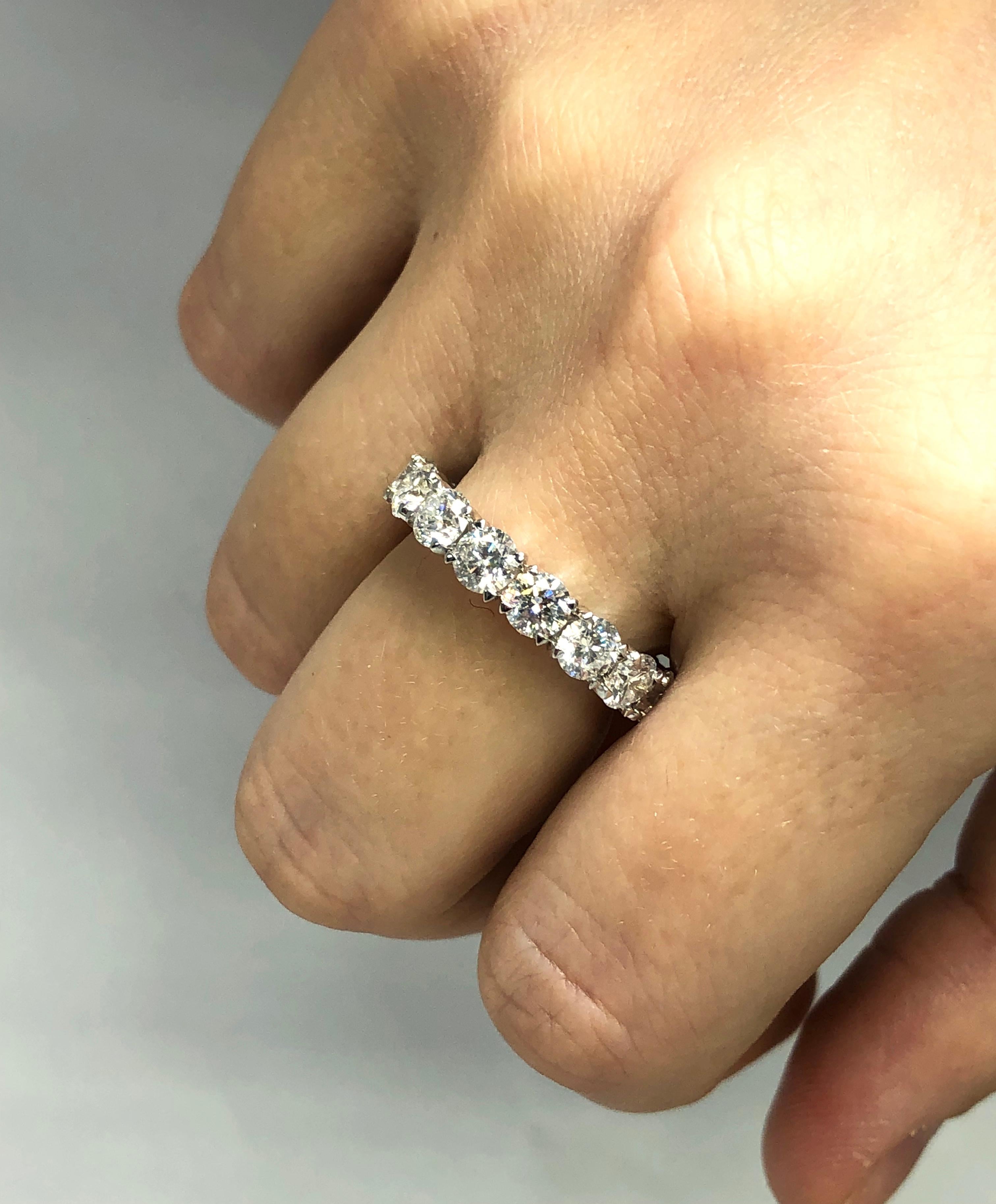 Hochzeitsring aus Platin mit rundem Brillant 4,45 Karat Diamant, gefasst (Rundschliff) im Angebot