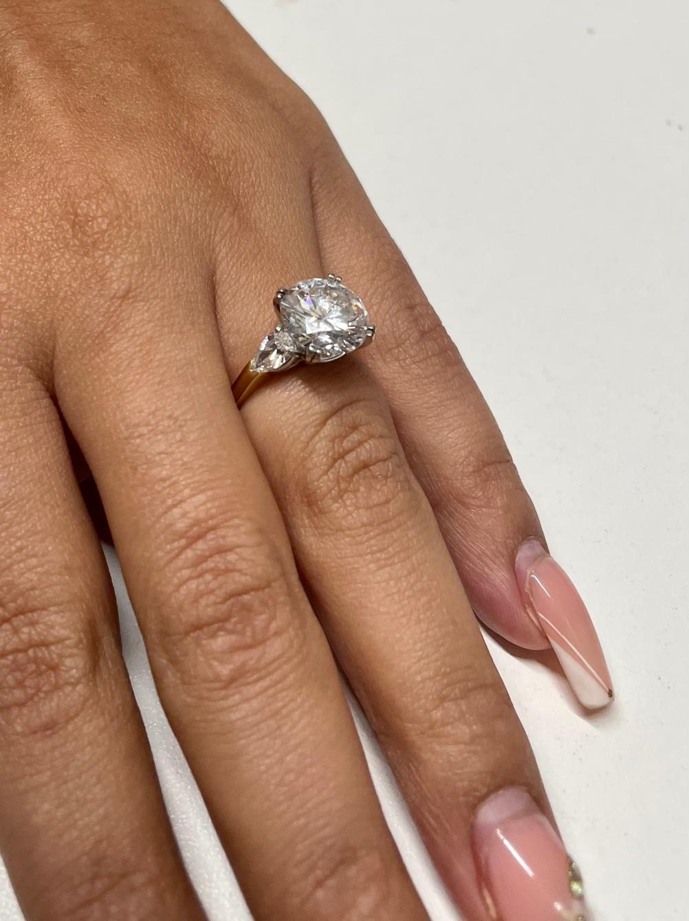 Brilliant Round Center 4.35 Carat Diamond Ring 18k YG & Platinum For Sale 5
