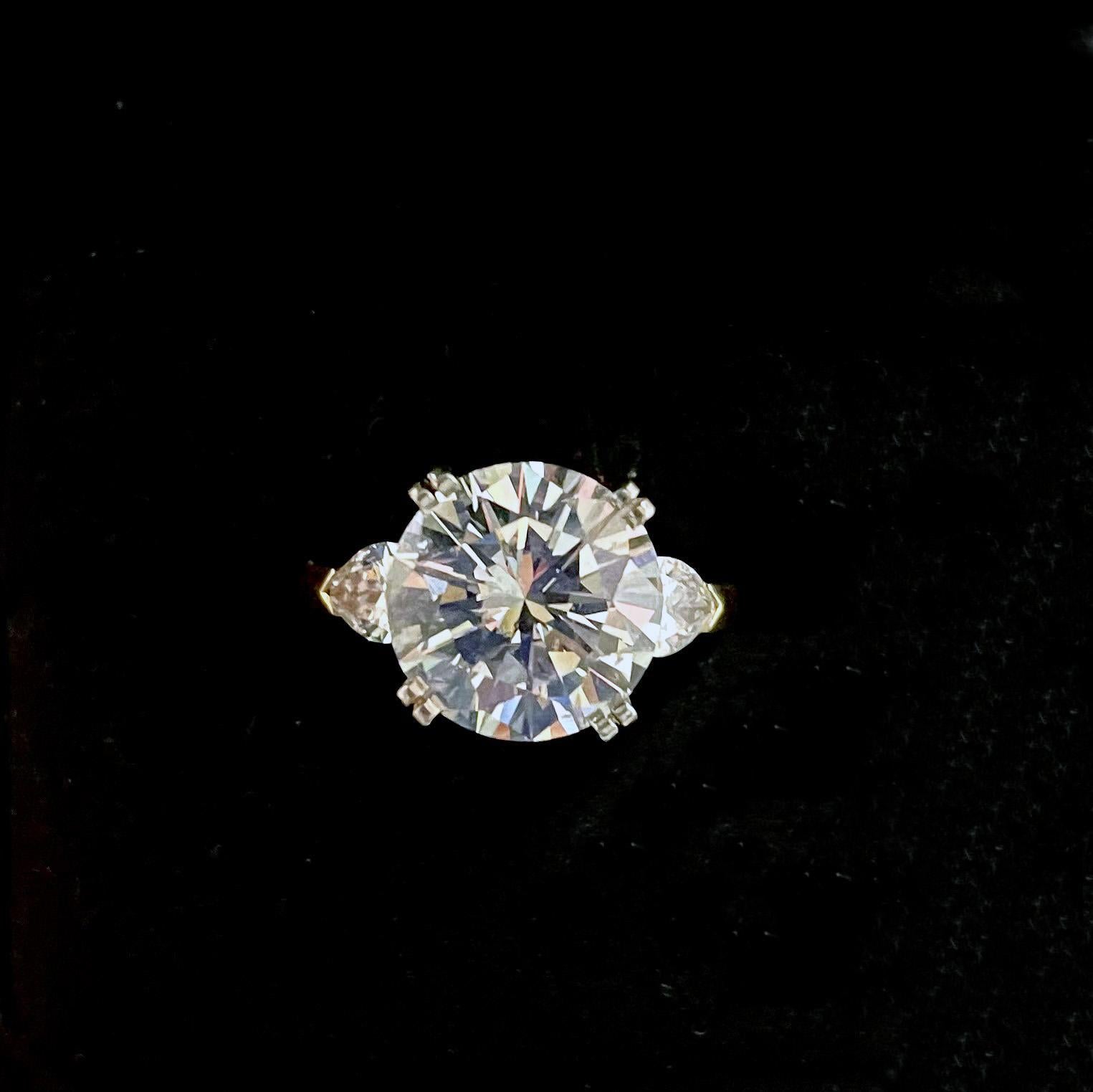 Brilliant Round Center 4.35 Carat Diamond Ring 18k YG & Platinum In Excellent Condition For Sale In New York, NY