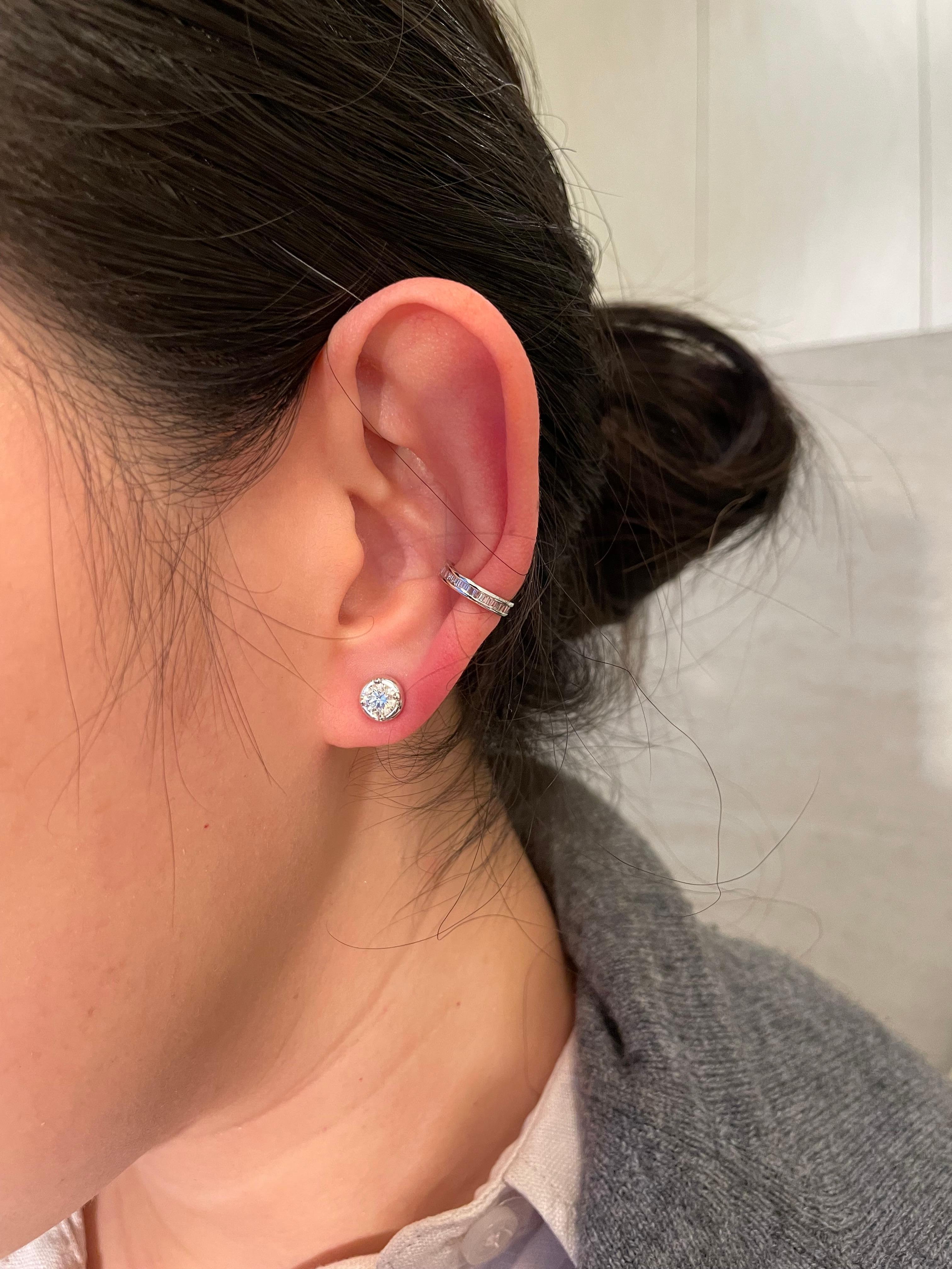 Brilliant Round Diamond Stud Earrings in 18K White Gold in vendita 1