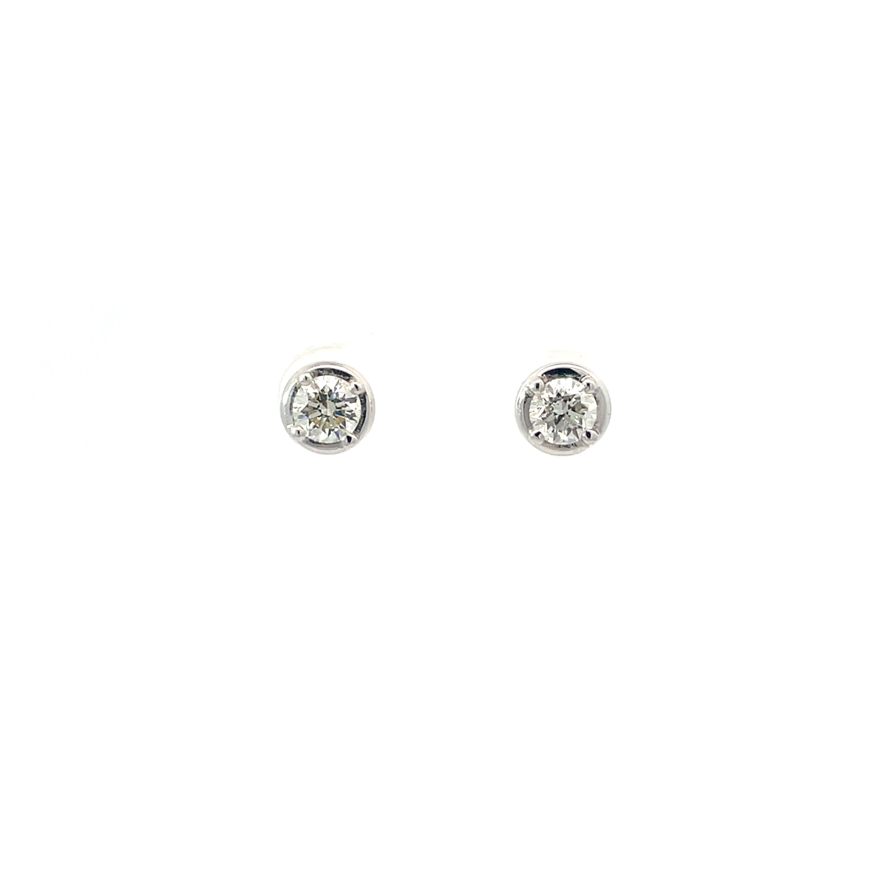 Brilliant Round Diamond Stud Earrings in 18K White Gold in vendita 2