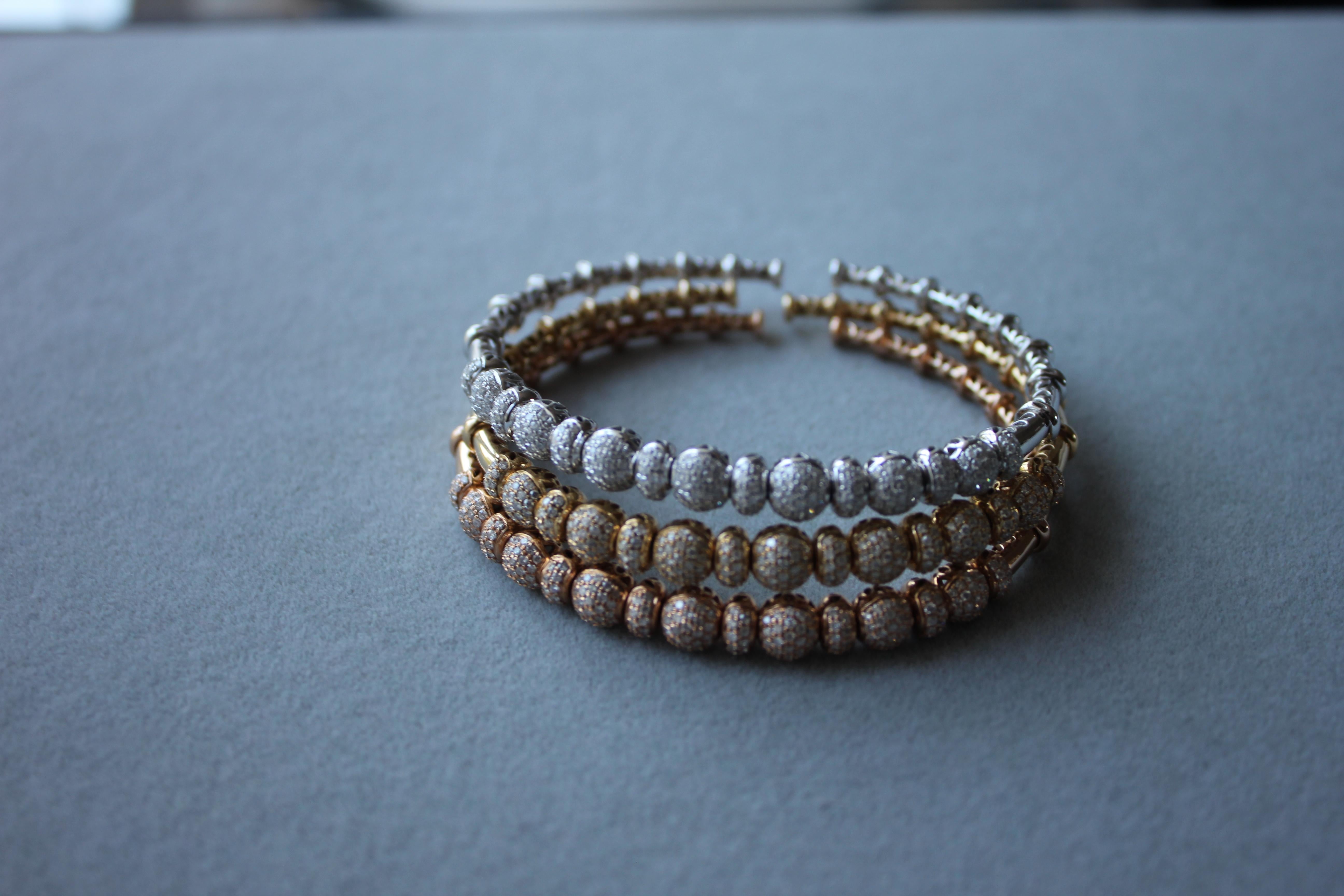 Bracelet manchette en or blanc avec diamants ronds brillants sertis en pavé et perles d'or en vente 5
