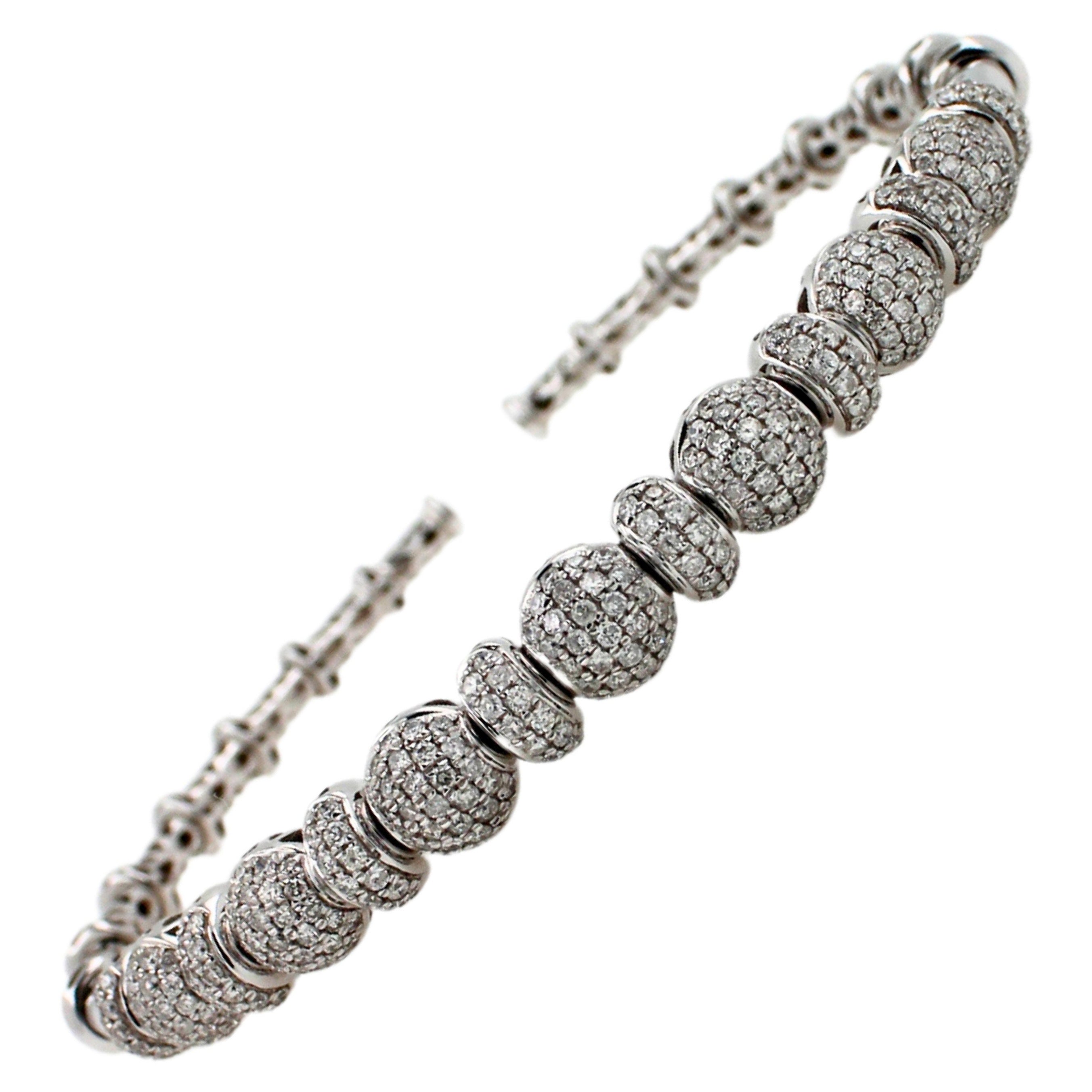 Pulsera brazalete de oro blanco con diamantes redondos brillantes engastados con pavé en venta