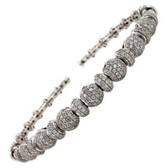 Pulsera brazalete de oro blanco con diamantes redondos brillantes engastados con pavé